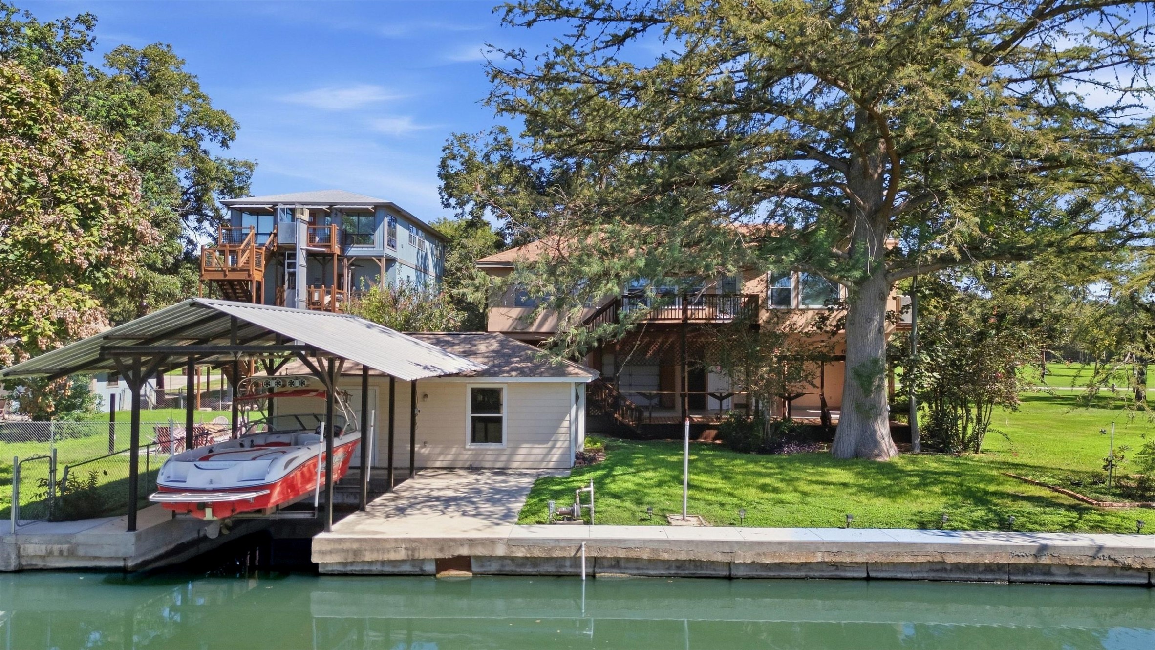 124 Lakeside Dr — photo