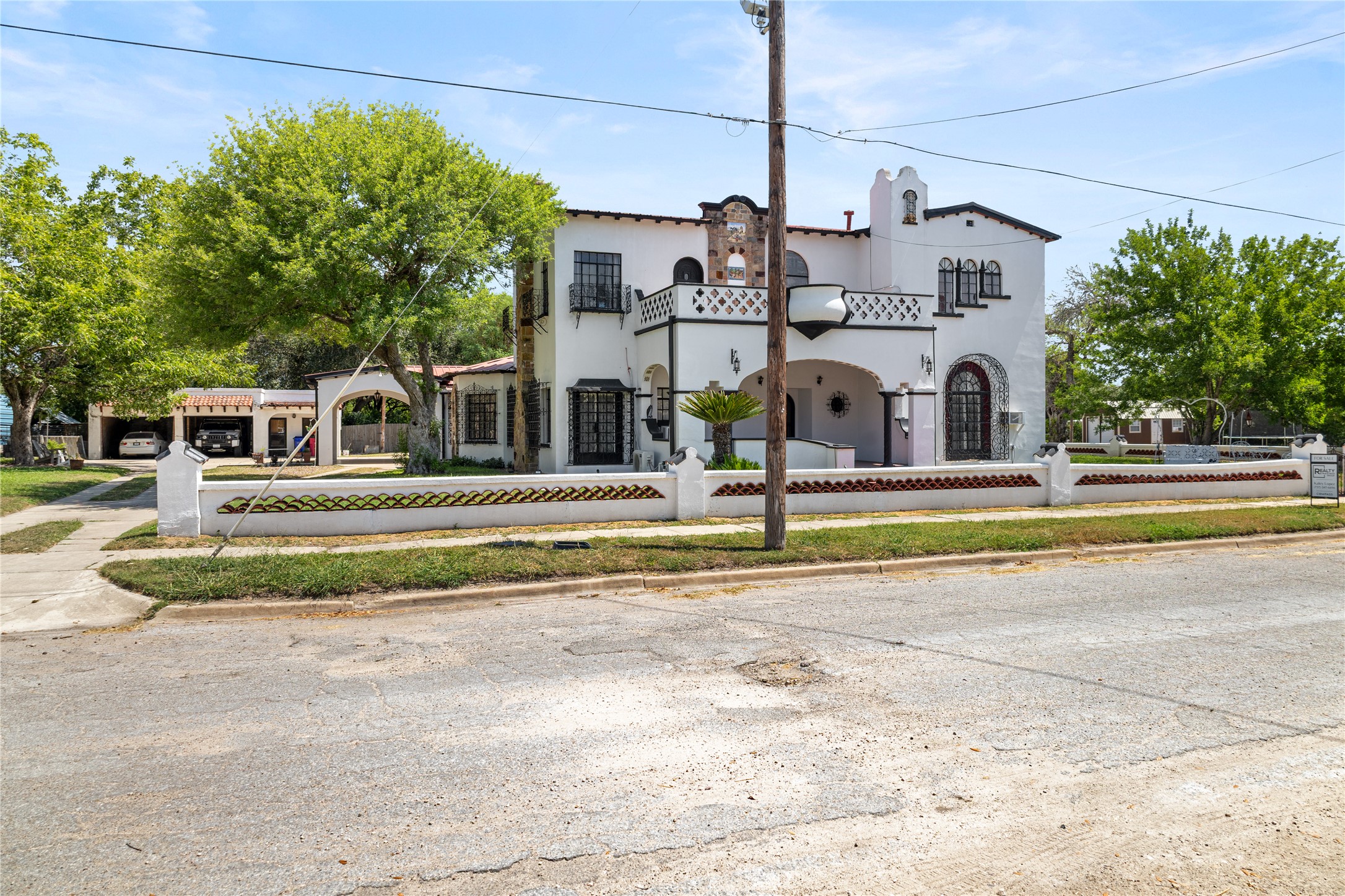 400 W St Charles Ave — photo
