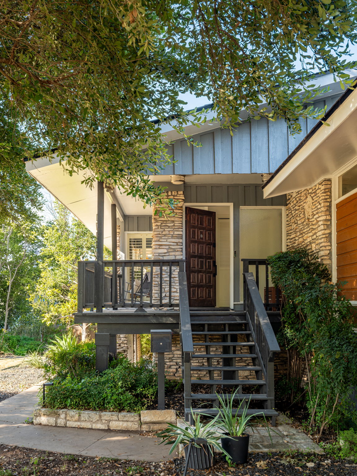 1712 McCoy Pl — photo