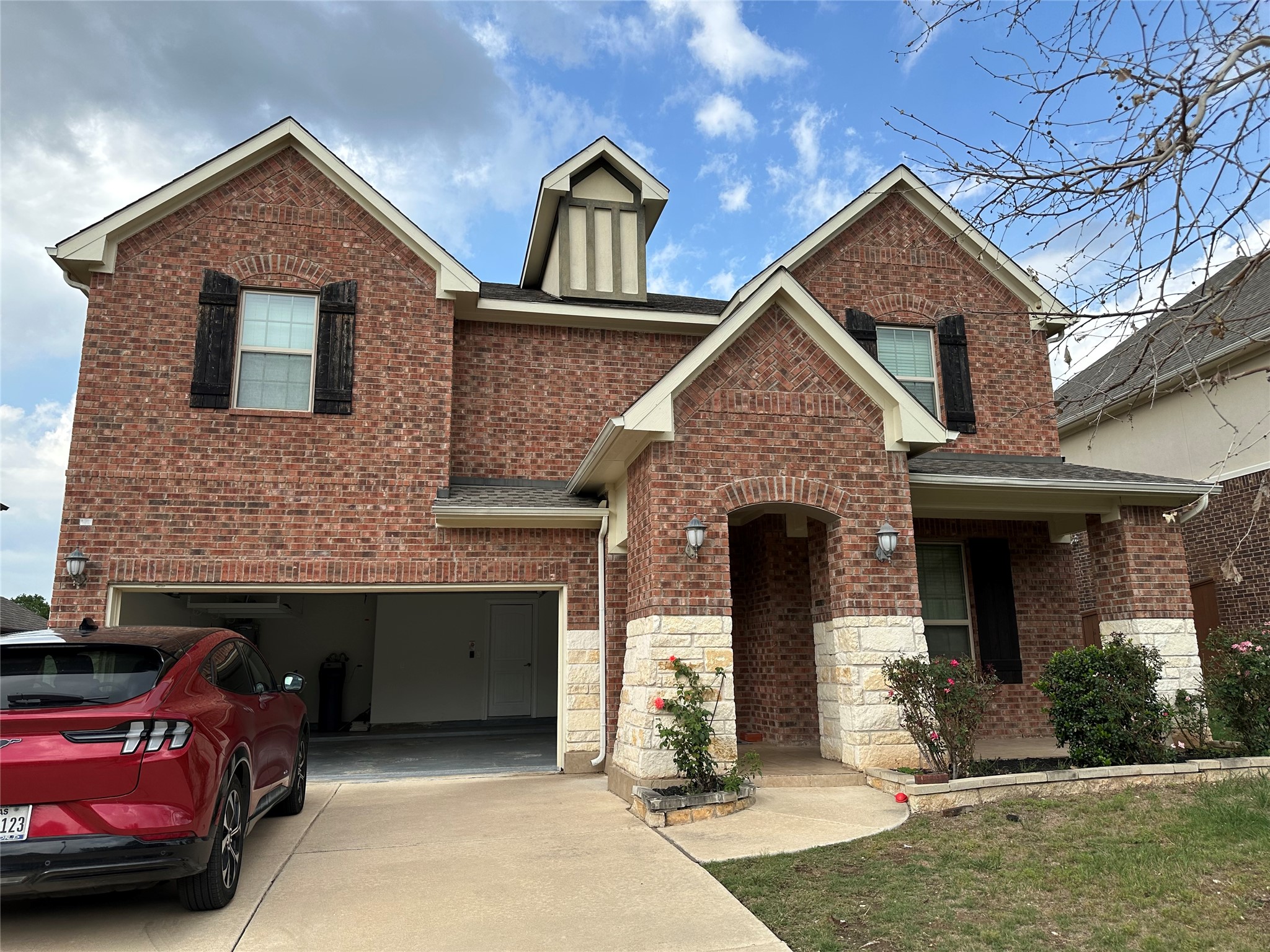 4237 Privacy Hedge St — photo