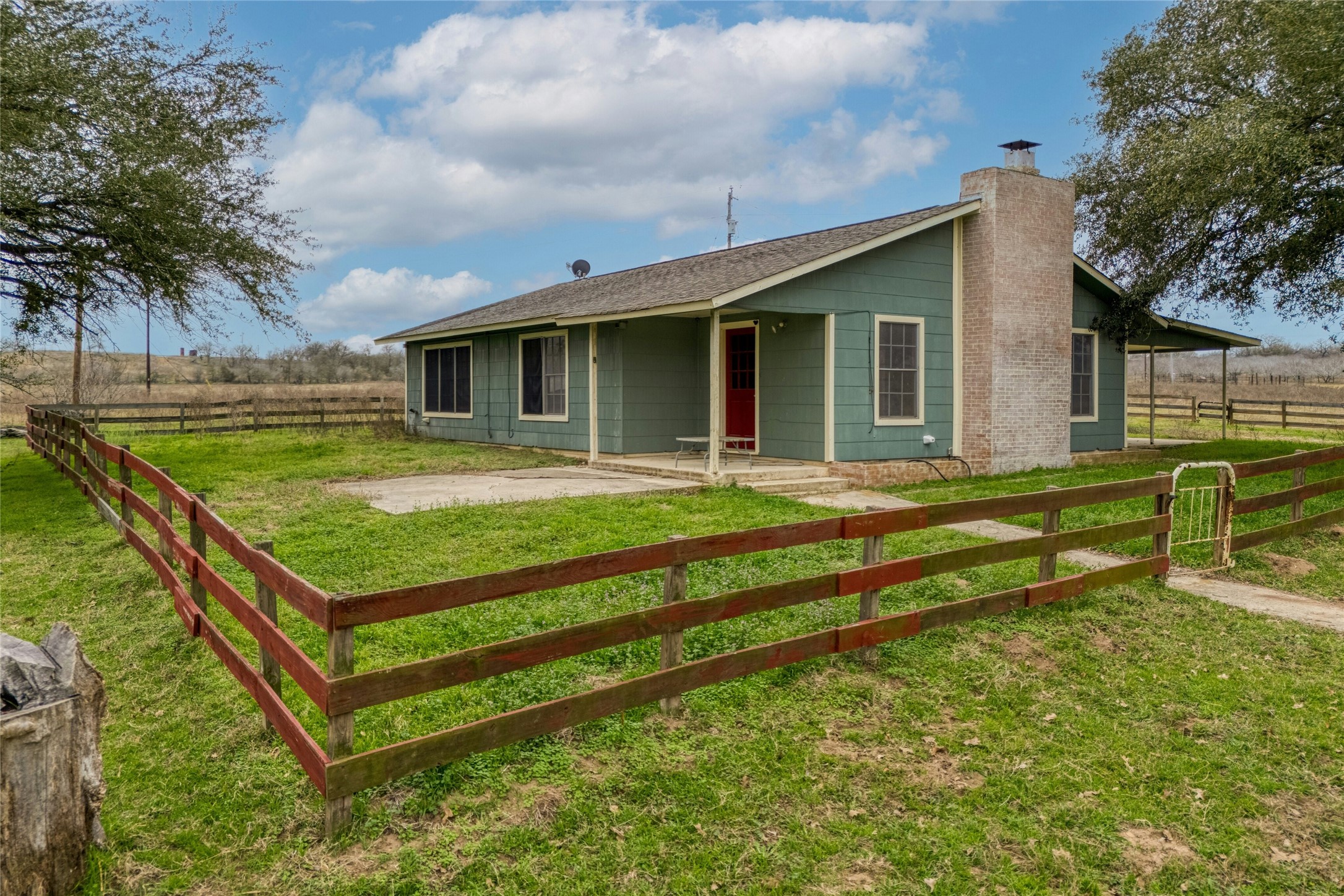 103 Robin Lane, Luling, TX 78648 — photo 2