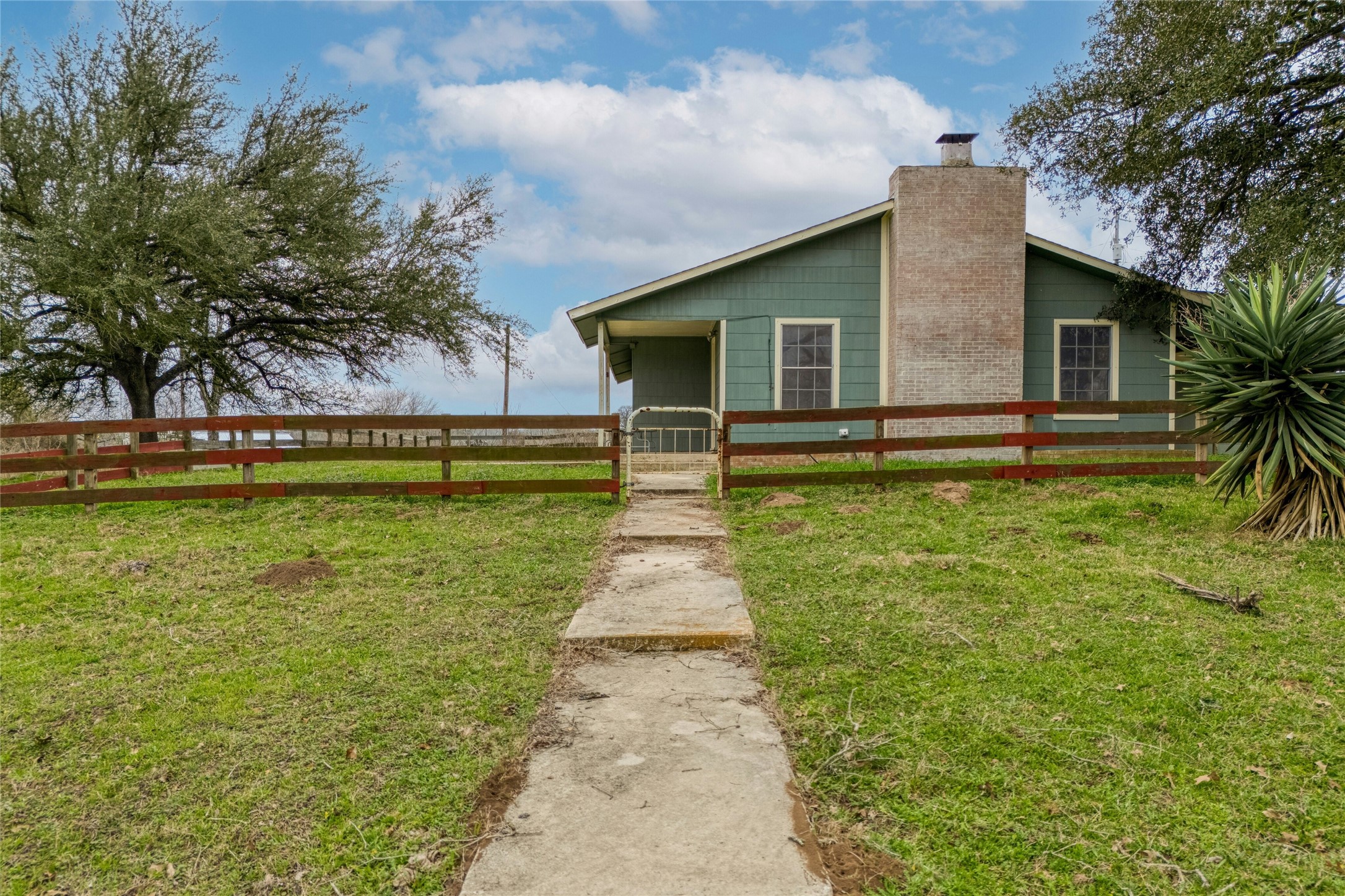 103 Robin Lane, Luling, TX 78648 — photo 3