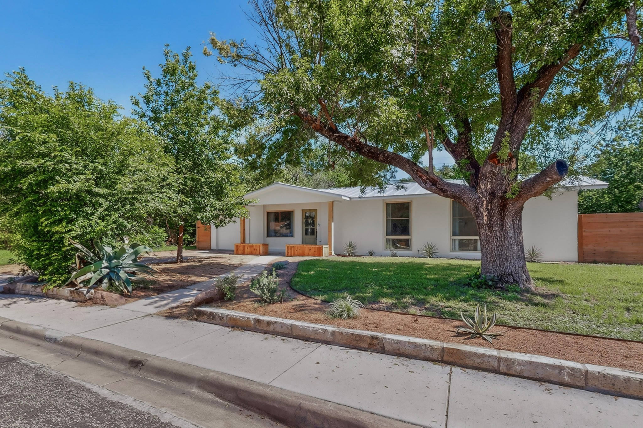 1308 Broadmoor Dr — photo