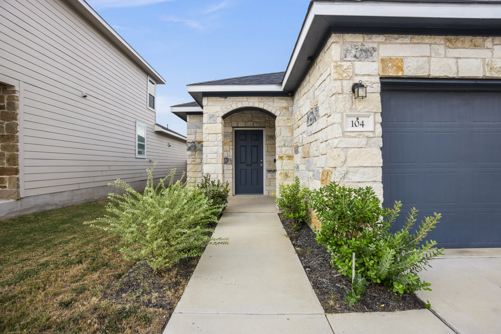 104 Katie Elder Drive, Jarrell, TX 76537 — photo 2