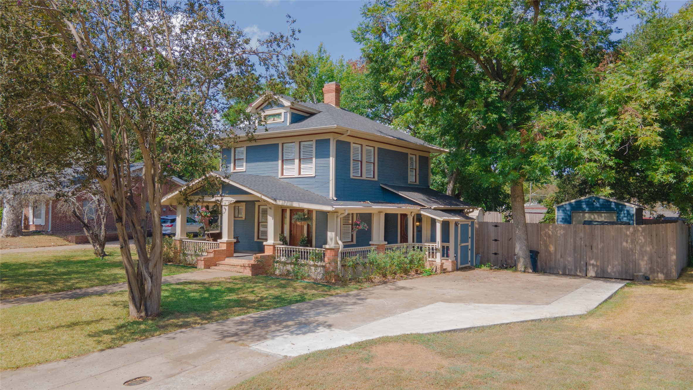 602 W Buck Street — photo