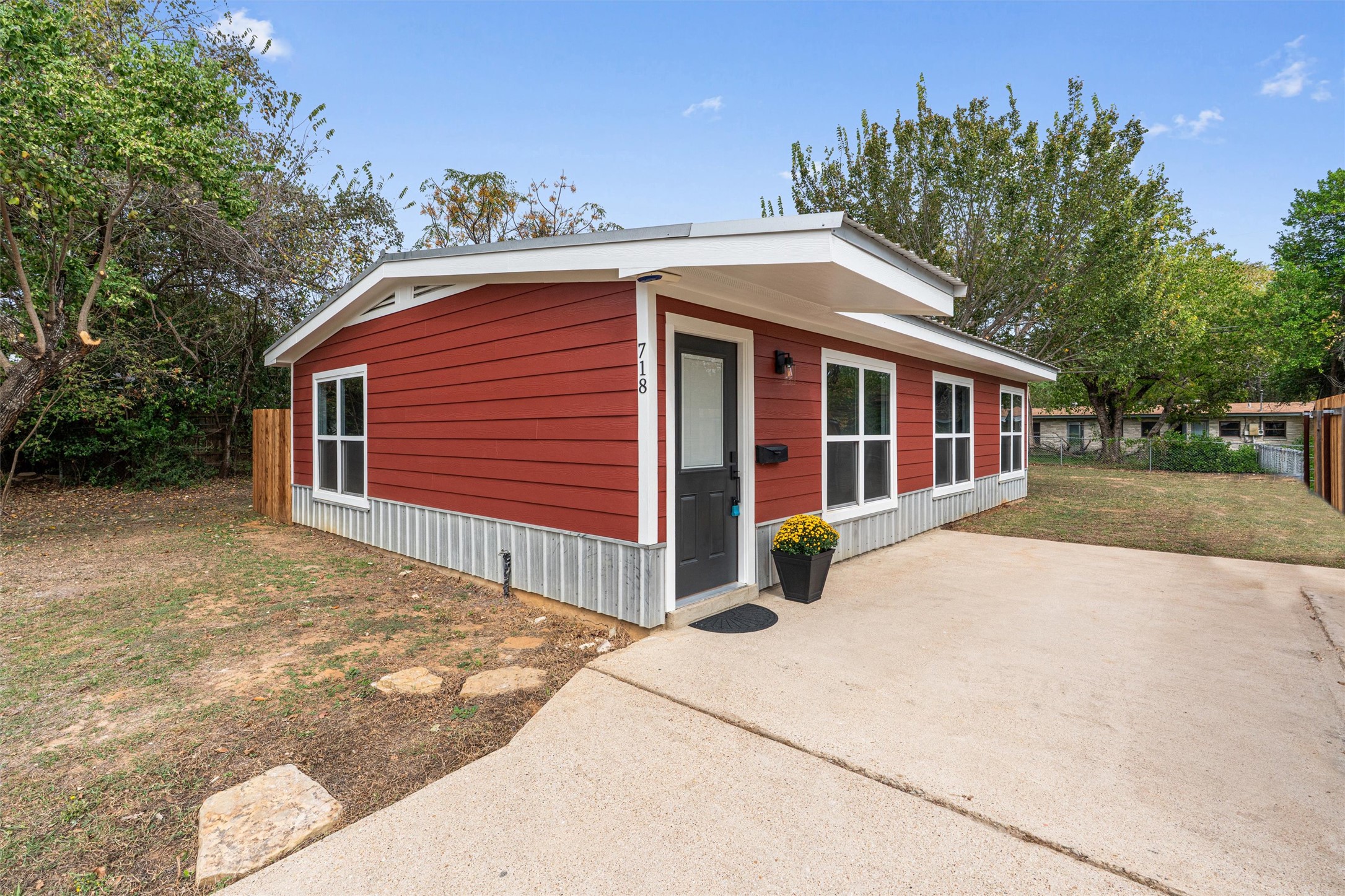 718 Hunter Dr — photo