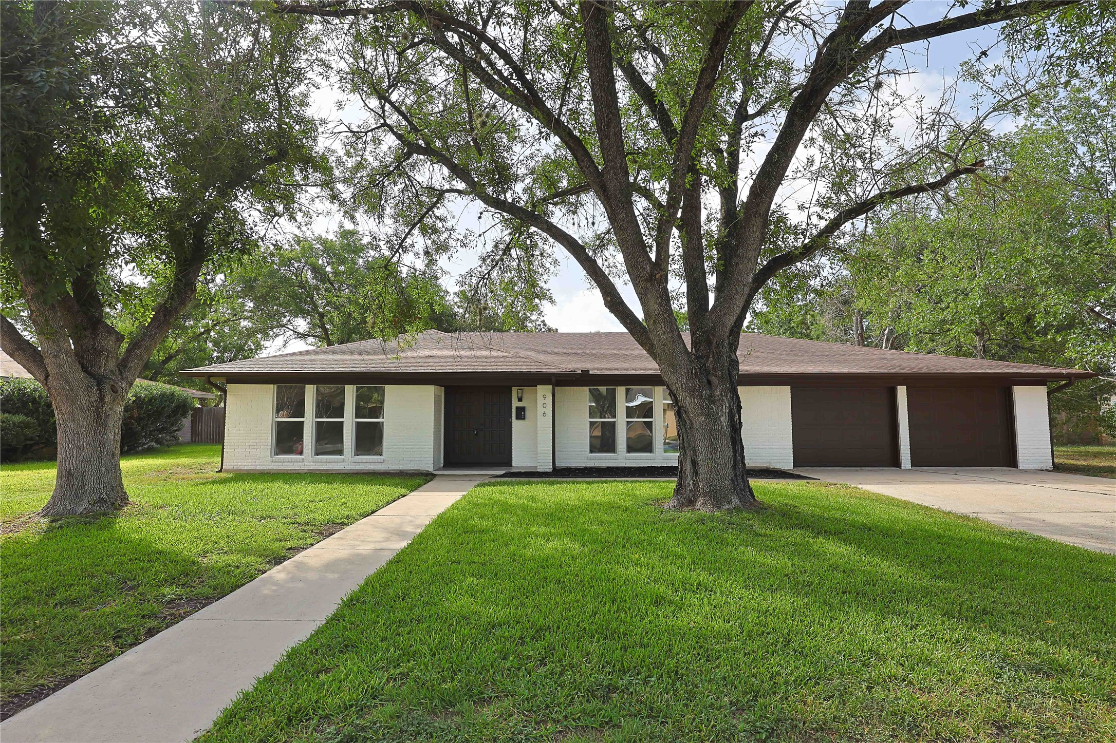 906 Merritt Dr — photo