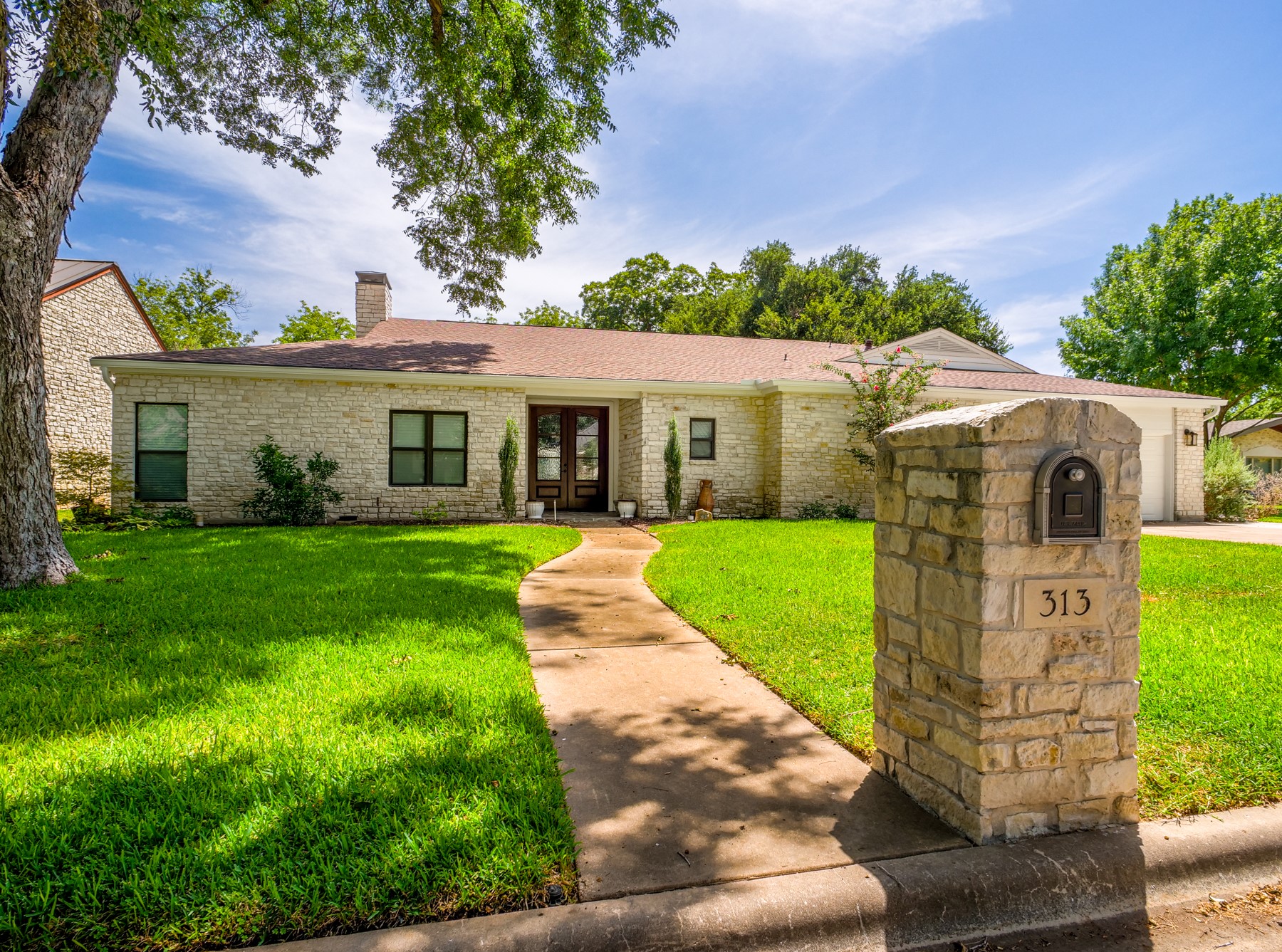 313 Meadowlakes Dr — photo