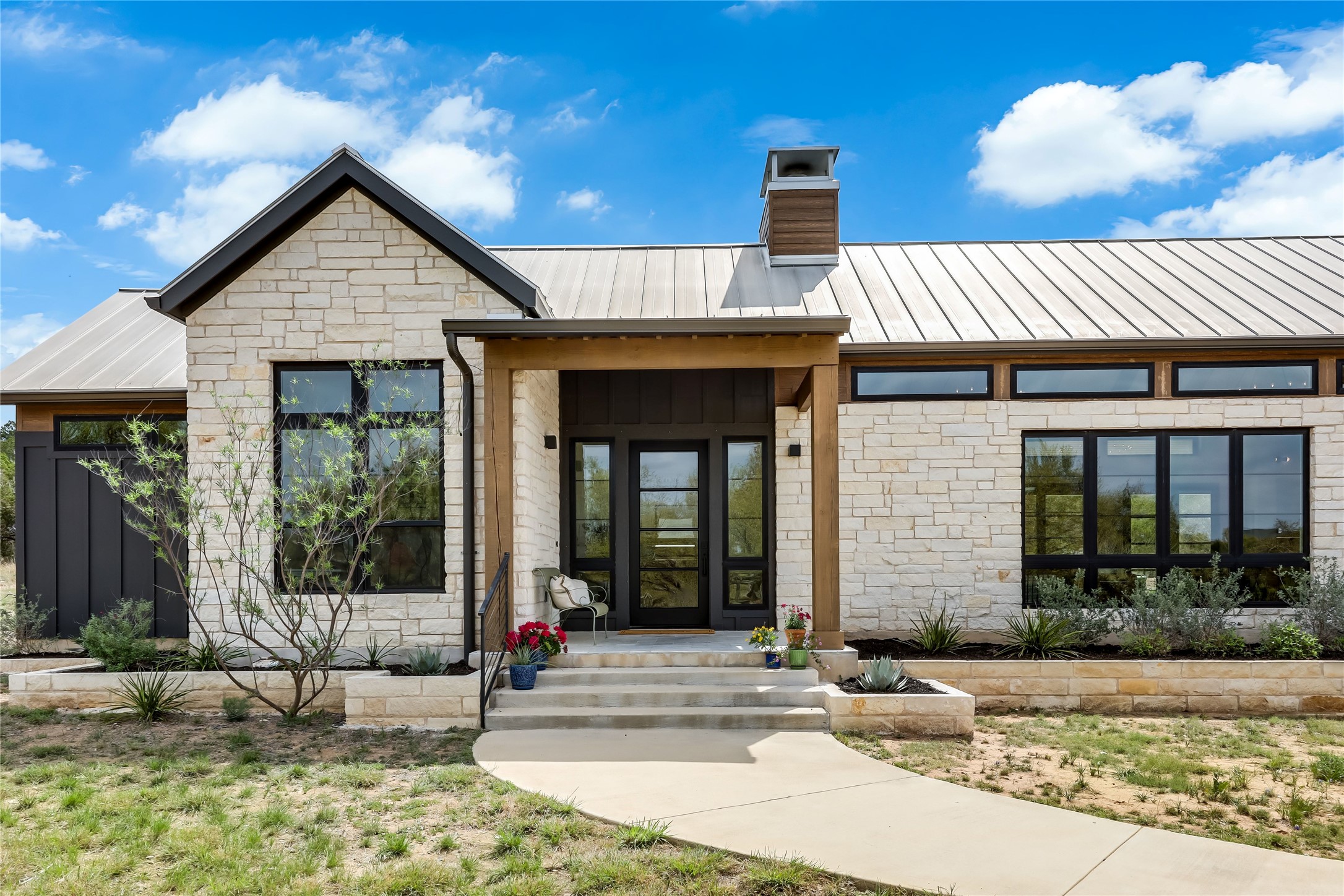 329 Calvary CV — photo