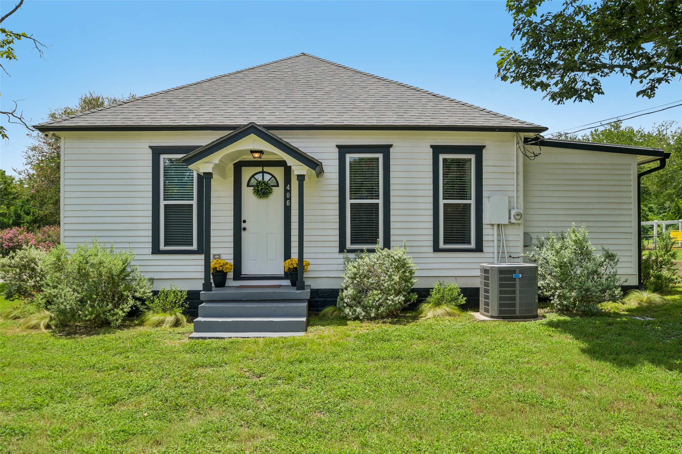 406 Live Oak St — photo