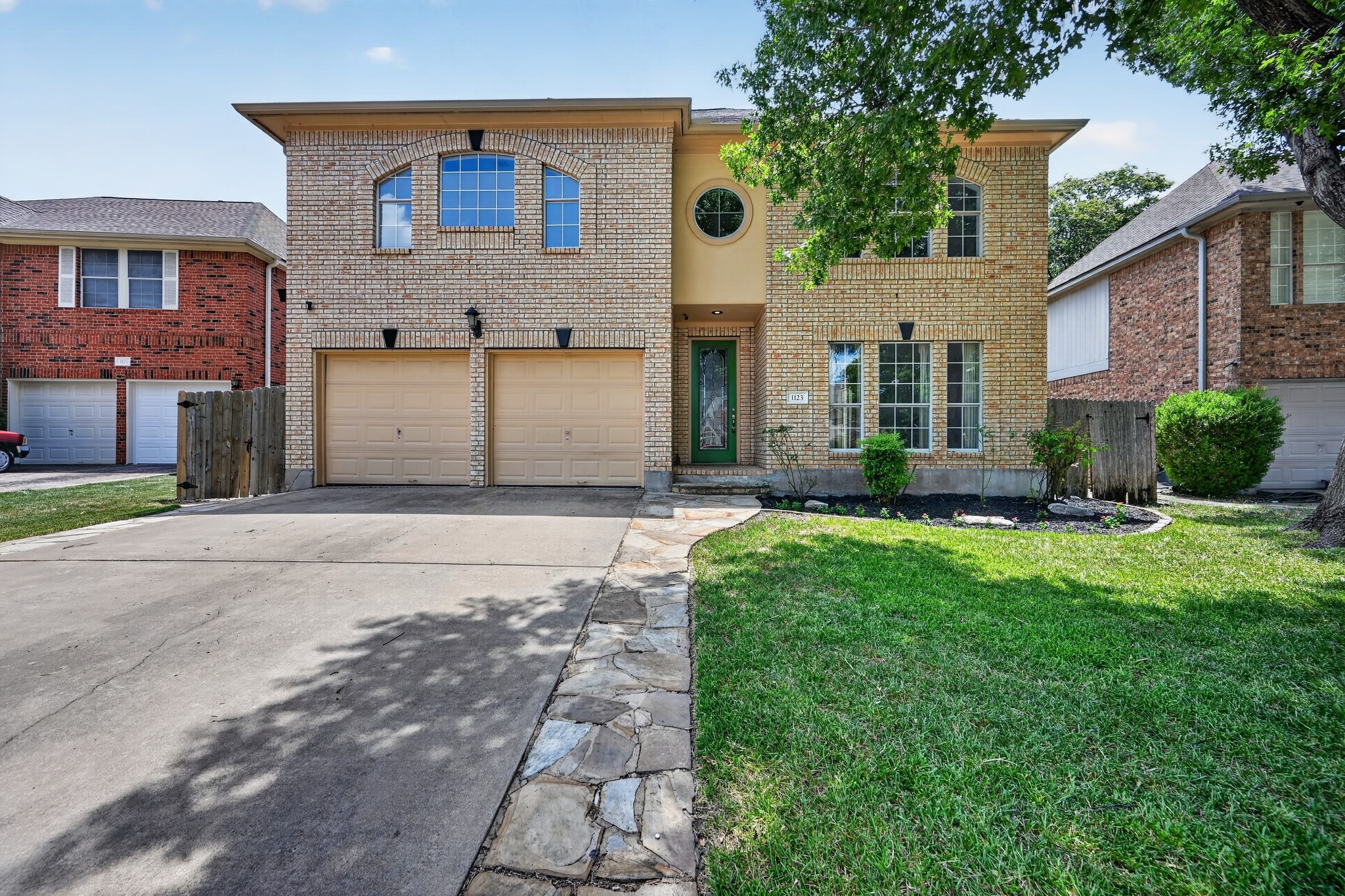 1123 Oaklands Dr — photo