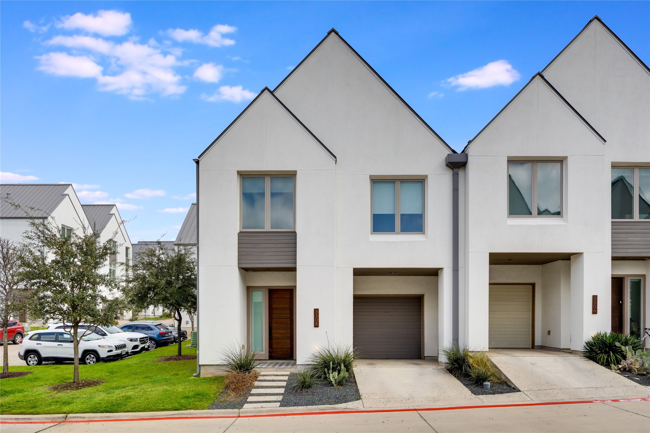 3308 Cantwell Ln — photo
