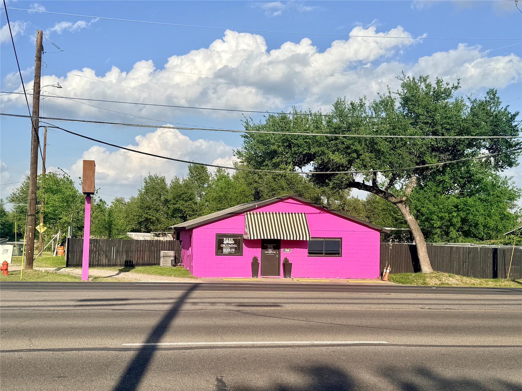 1406 N Bell Blvd — photo