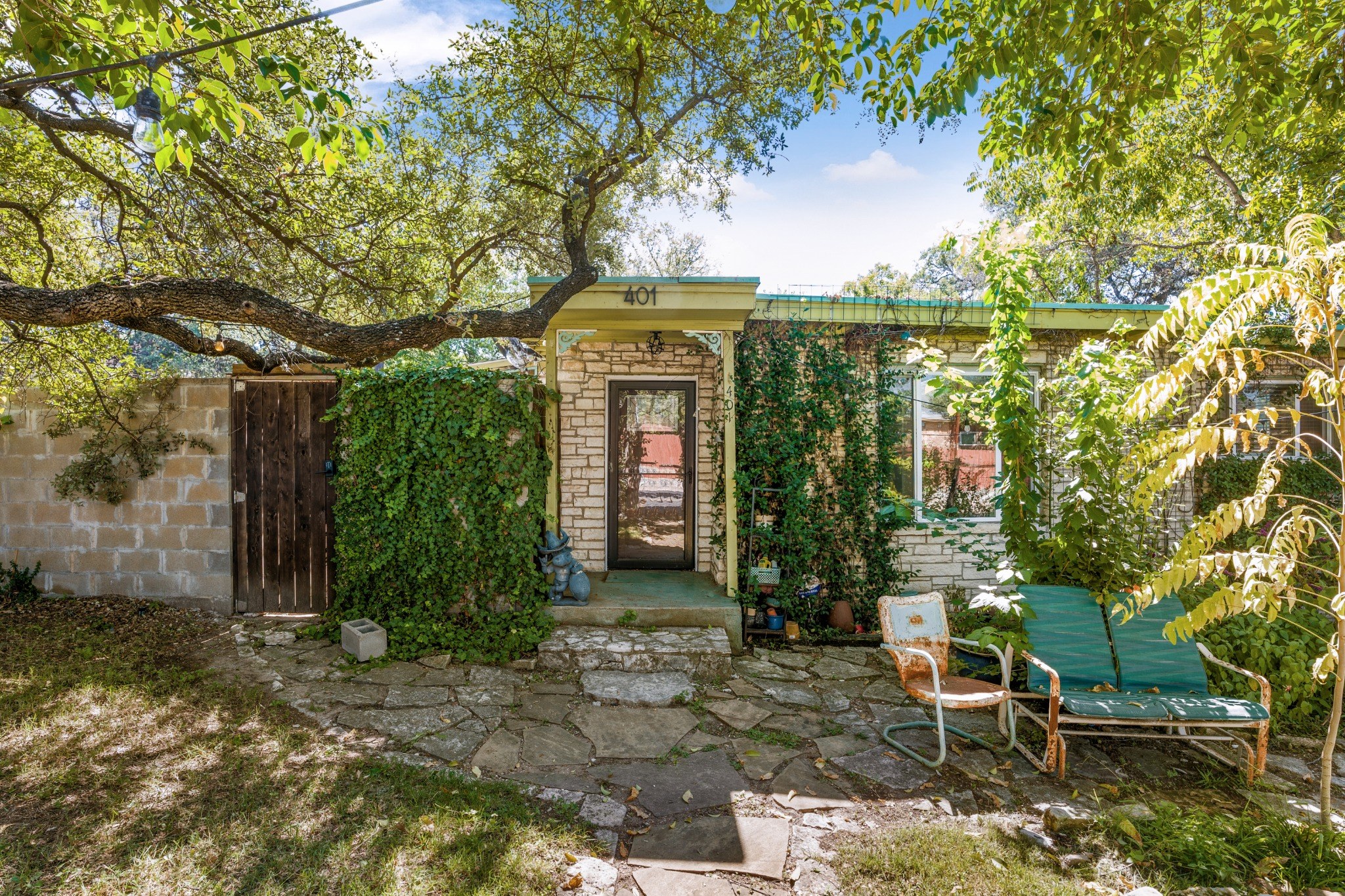 401 W Live Oak St — photo