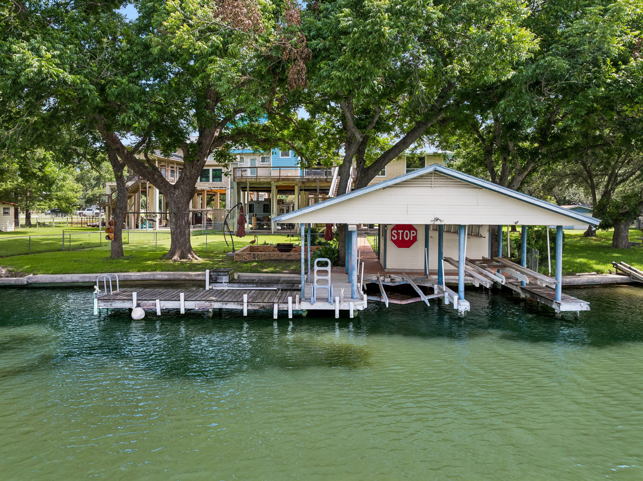 160 Lakeside Dr — photo