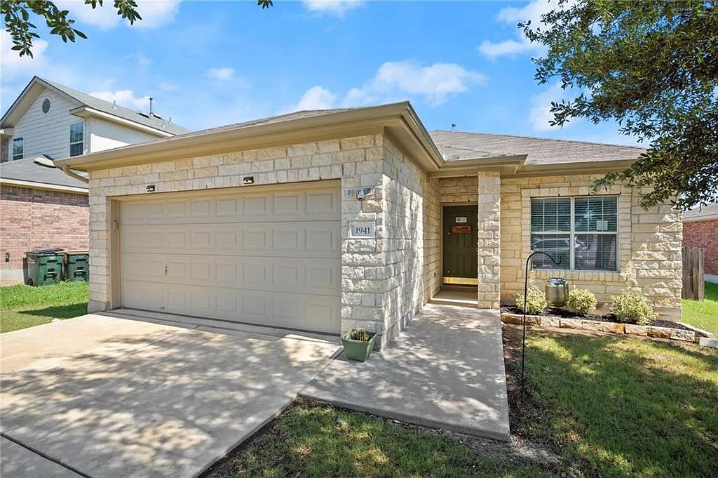 1941 Amberwood Loop — photo