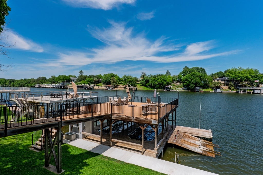 208 Riverside Dr — photo