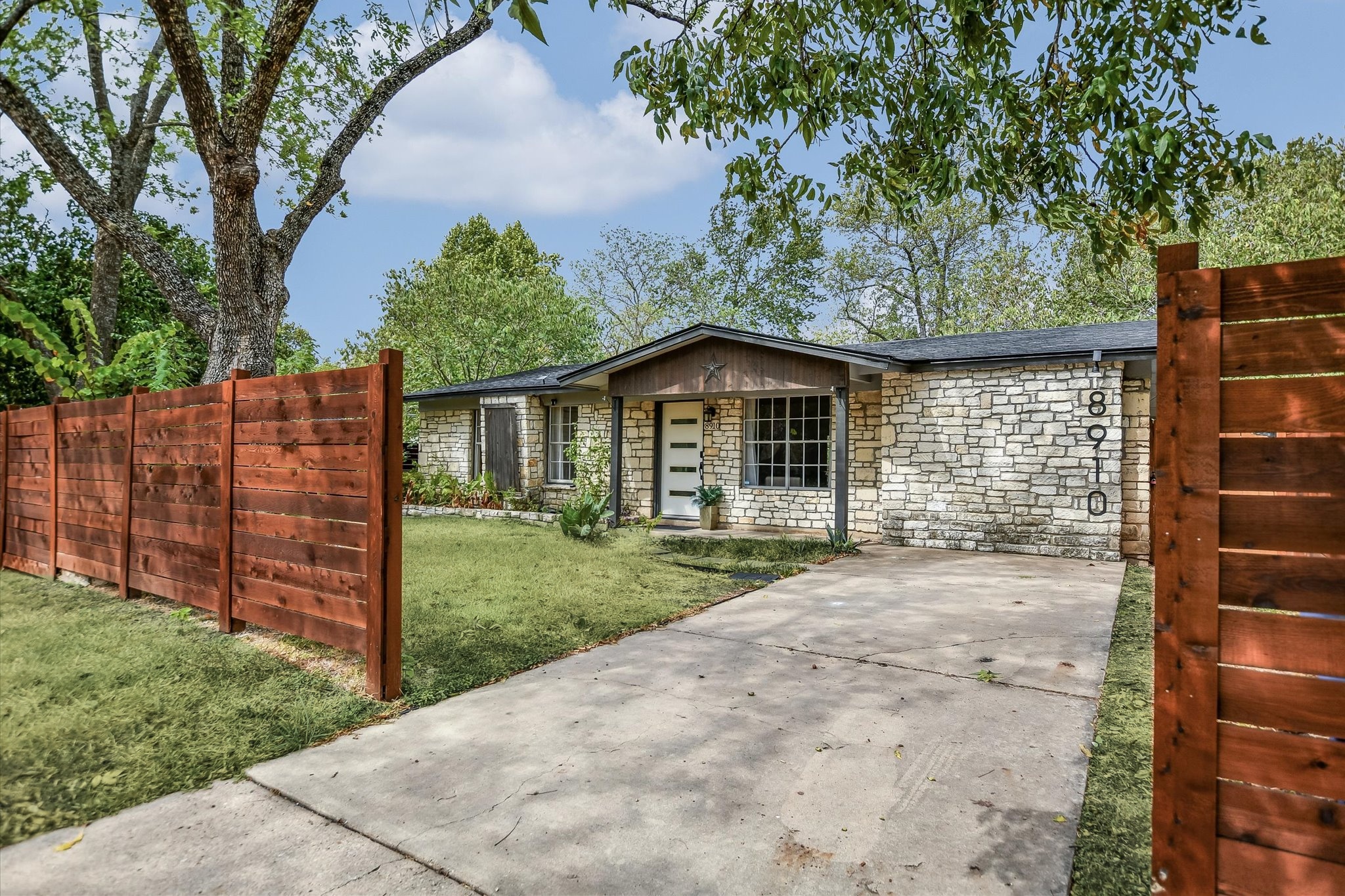 8910 Slayton Dr E — photo