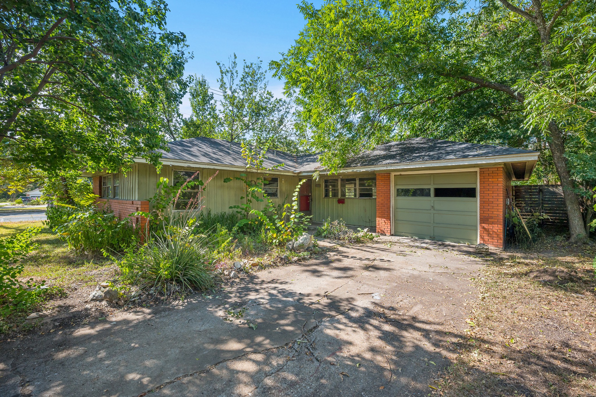 1613 Larkwood Dr — photo