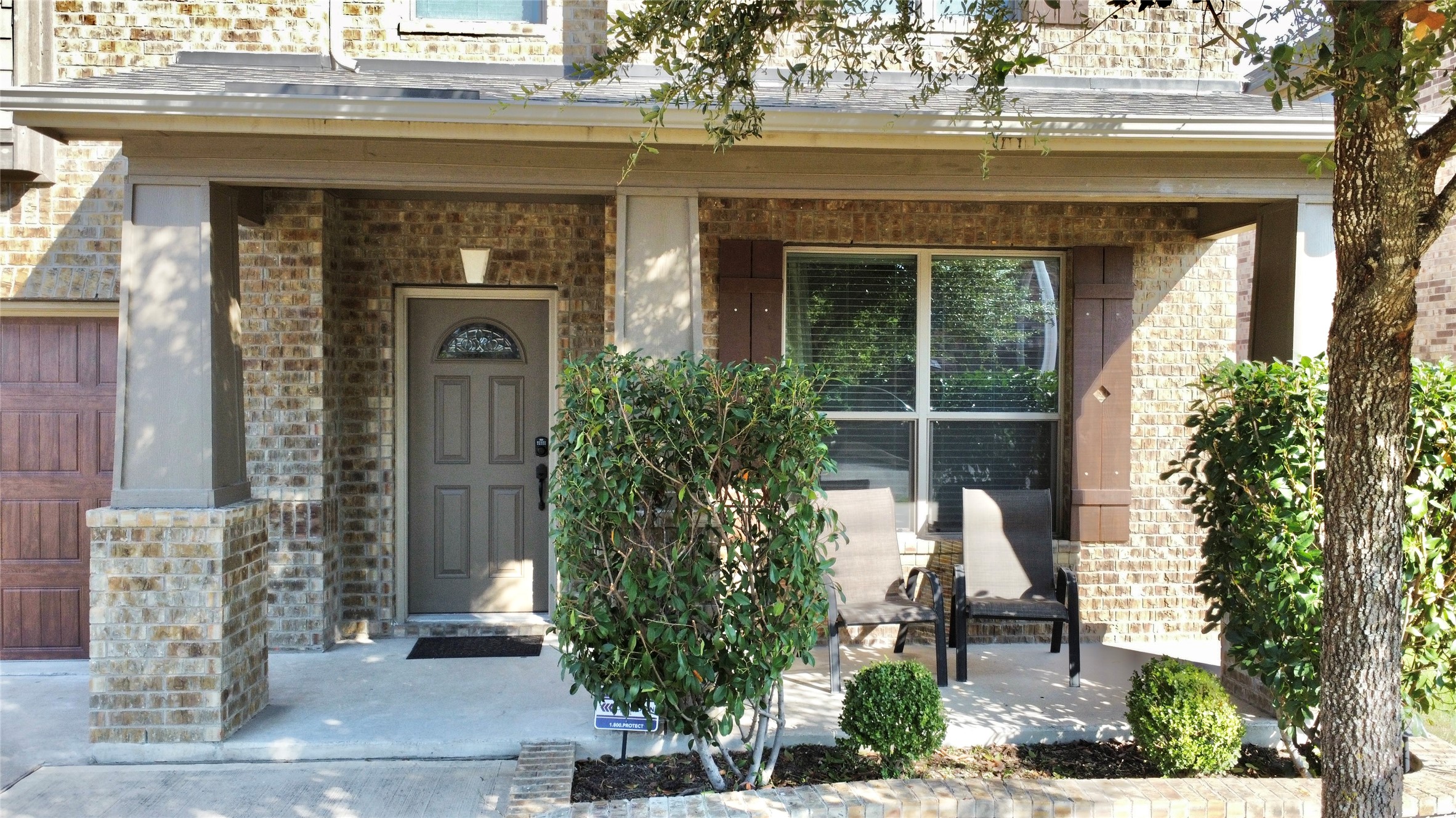 1712 Uhland Dr — photo
