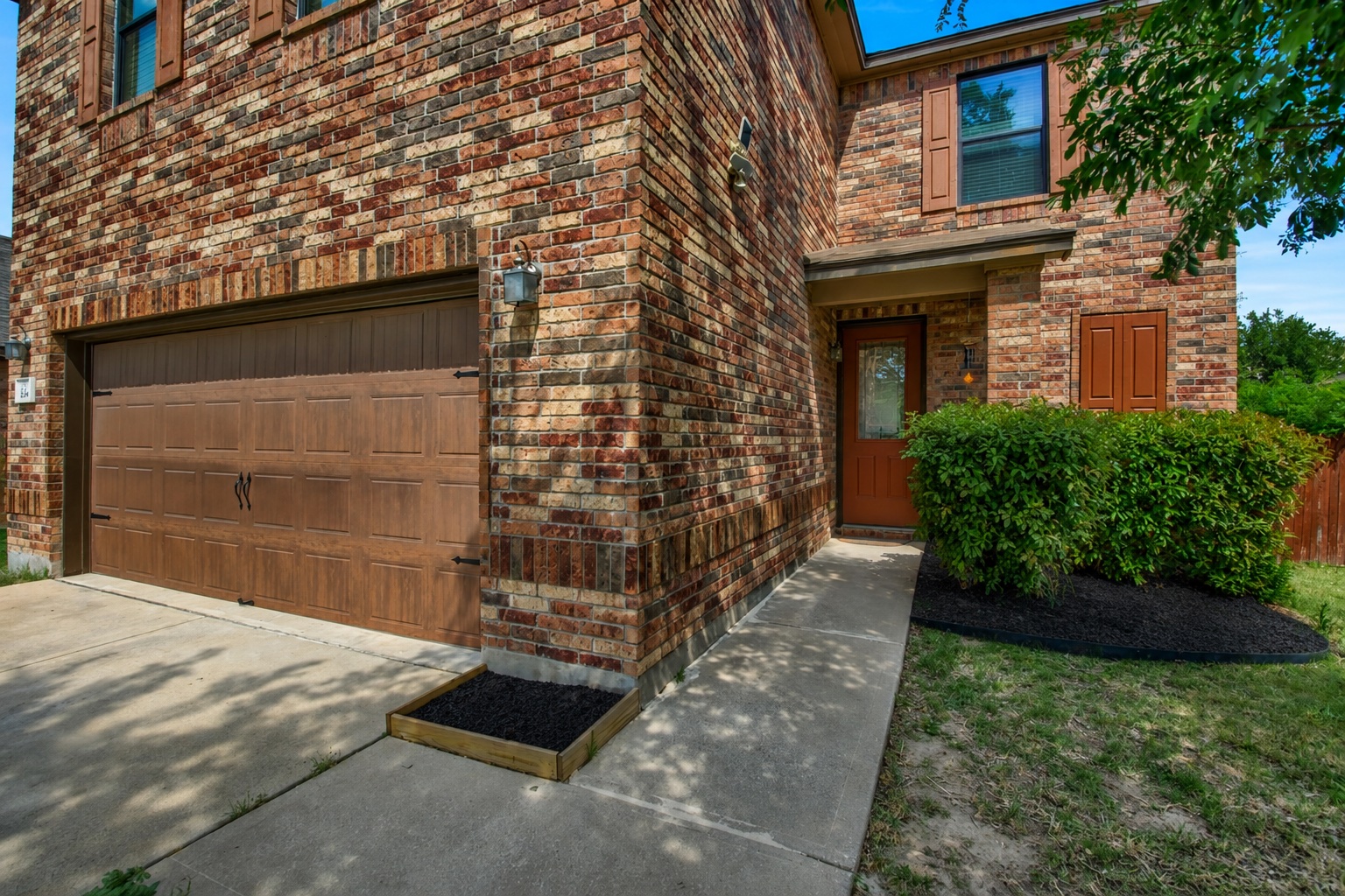 104 Outpost CV — photo