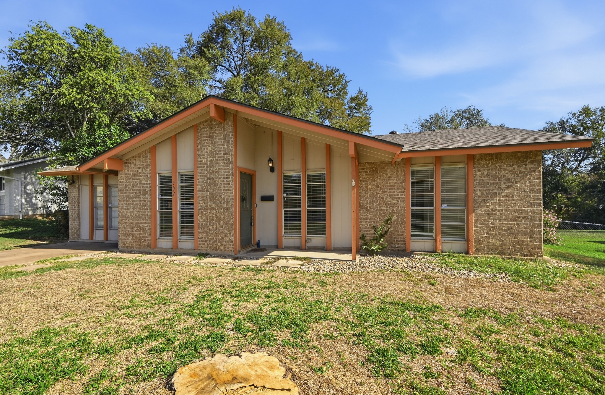 902 Emerald Wood Dr — photo