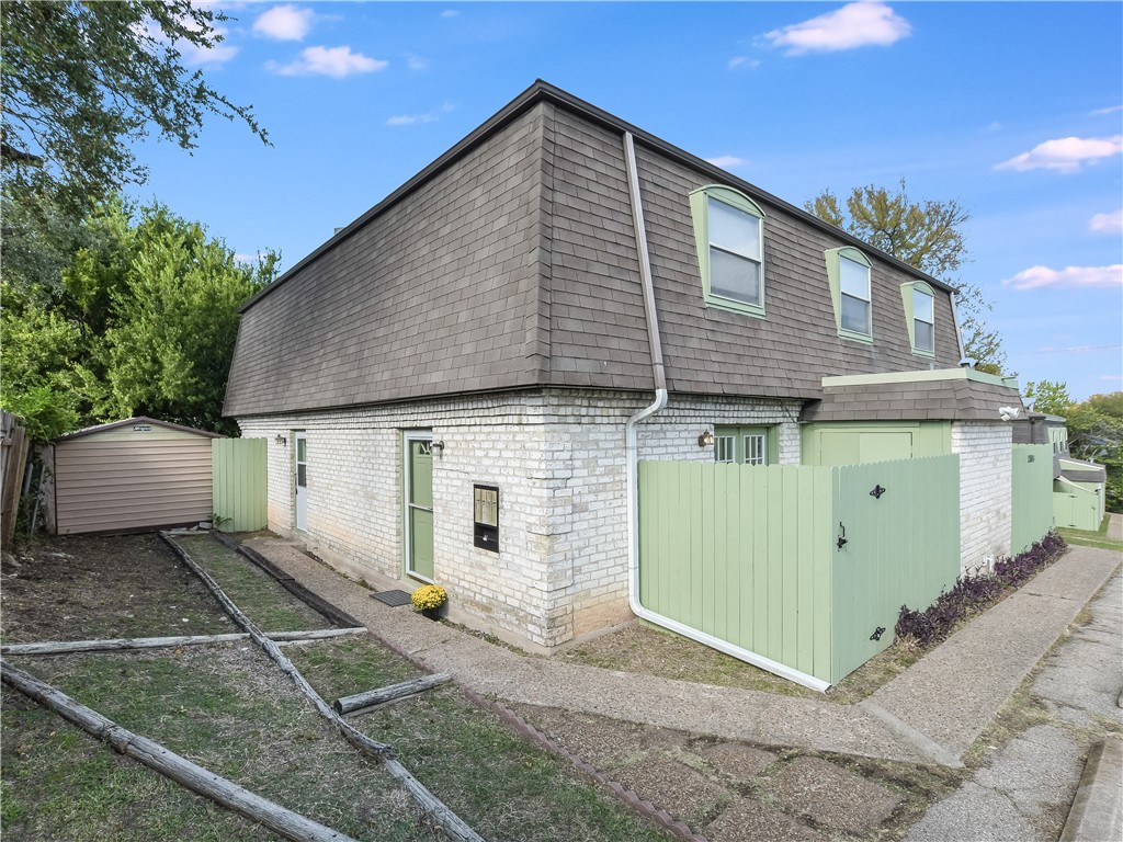 2804 West Hill Dr — photo