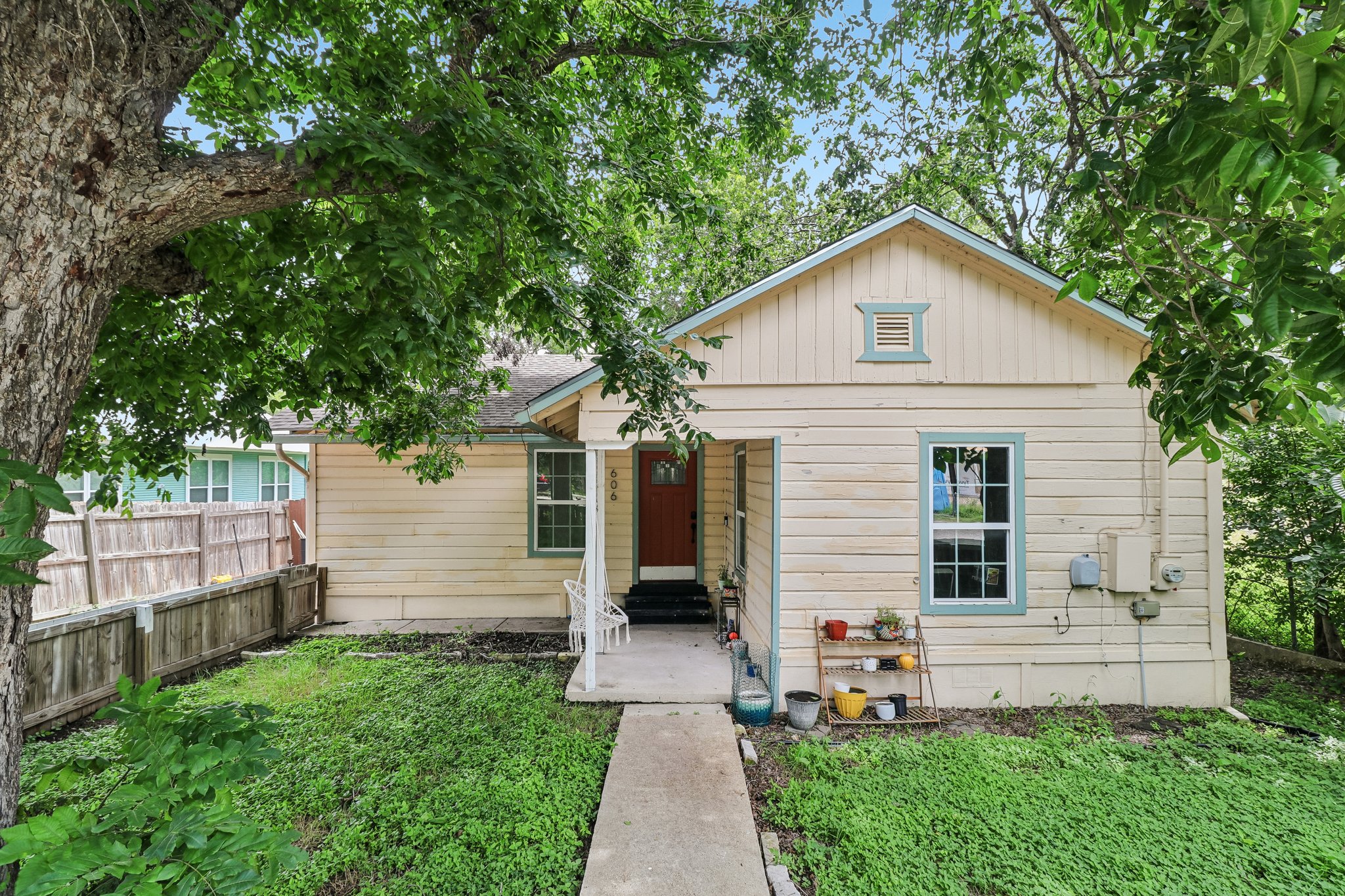 606 E Pecan St — photo