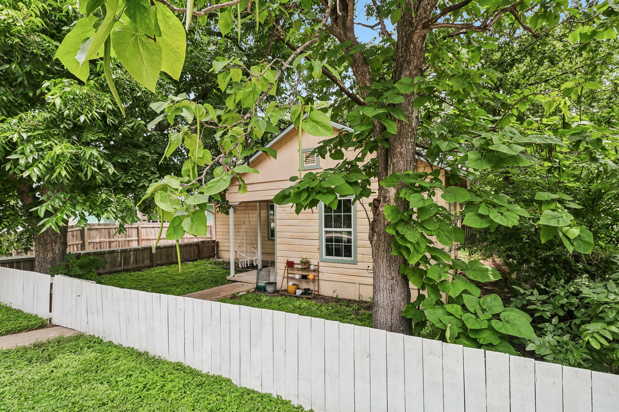 606 E Pecan Street, Taylor, TX 76574 — photo 2