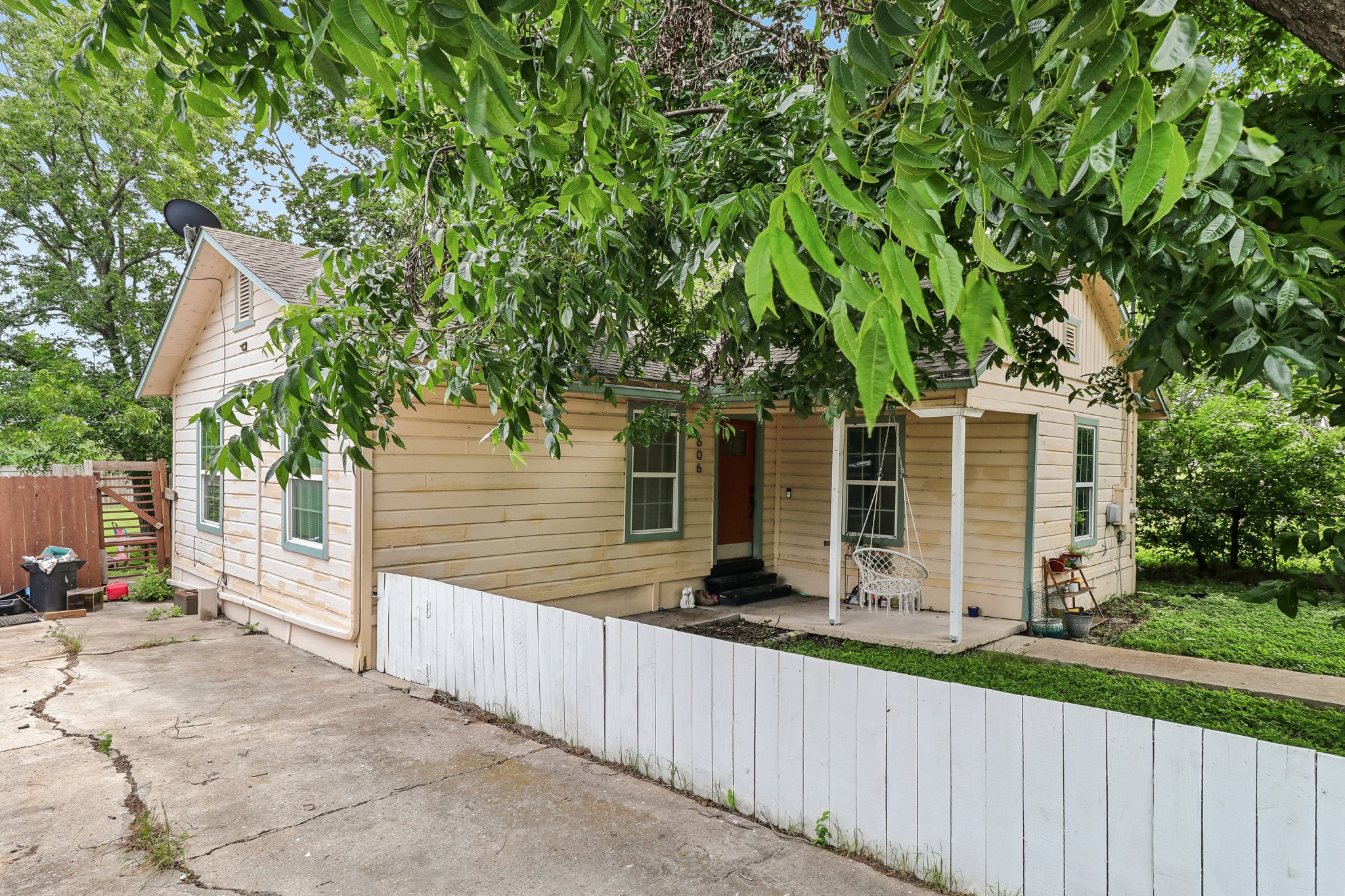 606 E Pecan Street, Taylor, TX 76574 — photo 3