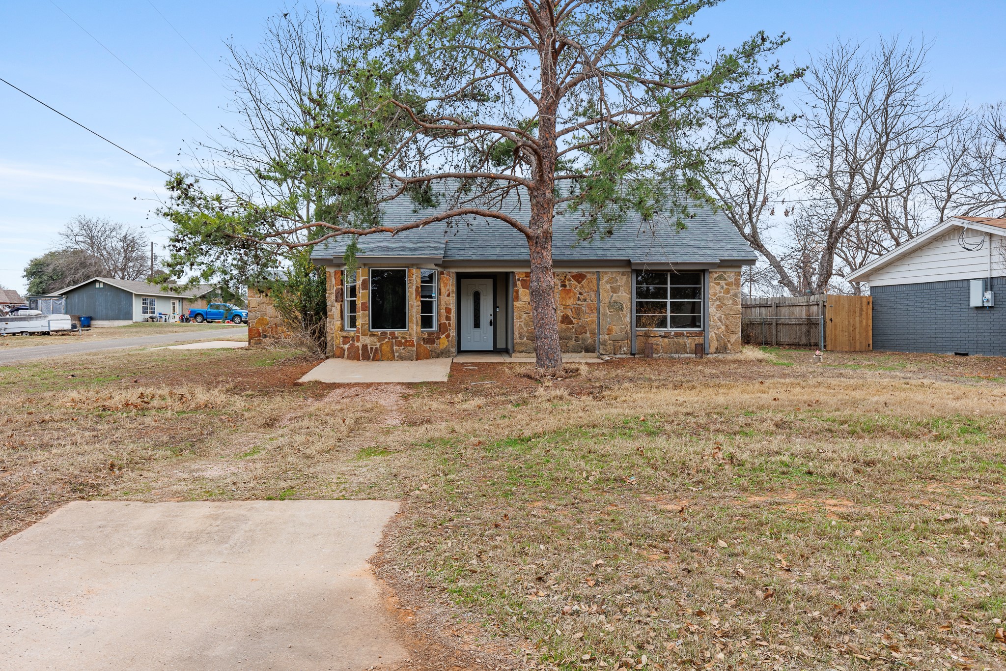 400 N River Oaks Dr — photo