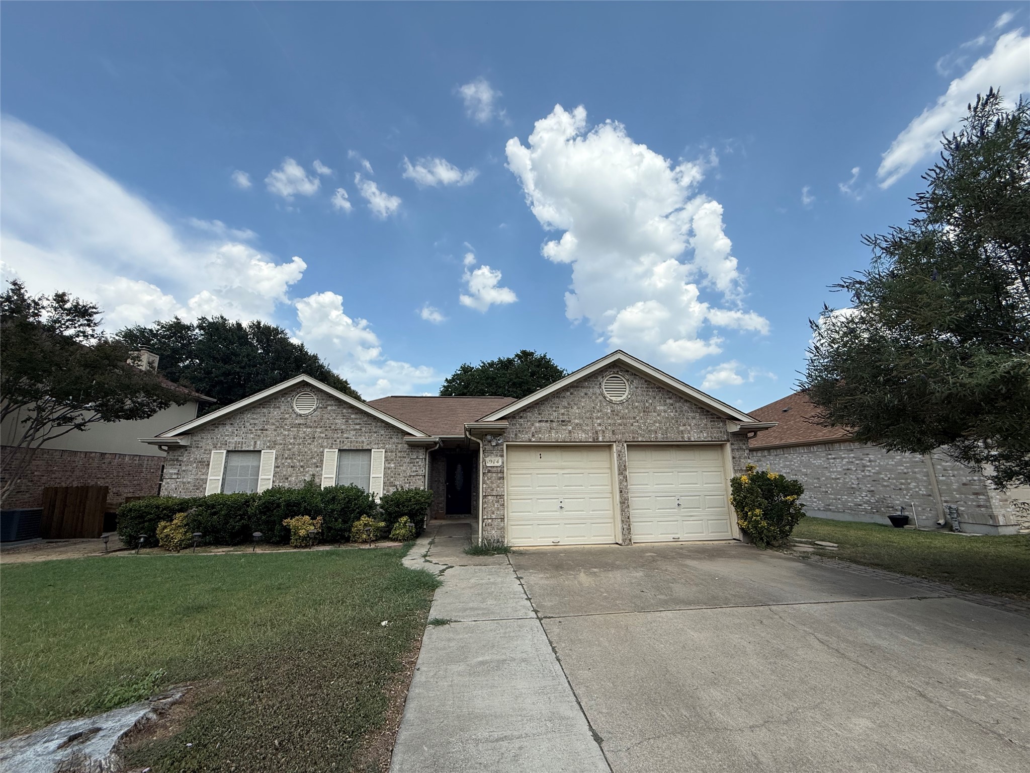 1914 Hollow Ridge Dr — photo