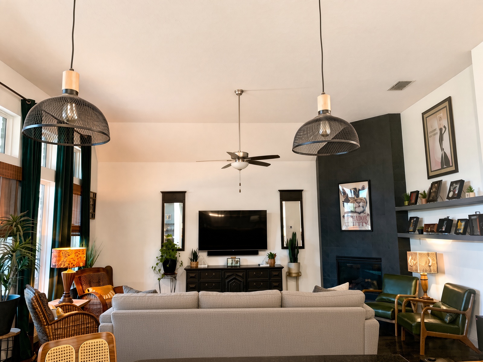 1335 Gruene Glen St — photo