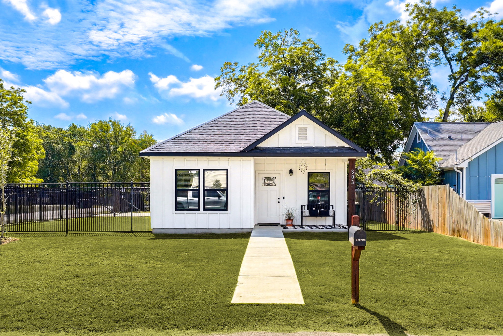 303 Pine Avenue, Luling, TX 78648 — photo 2