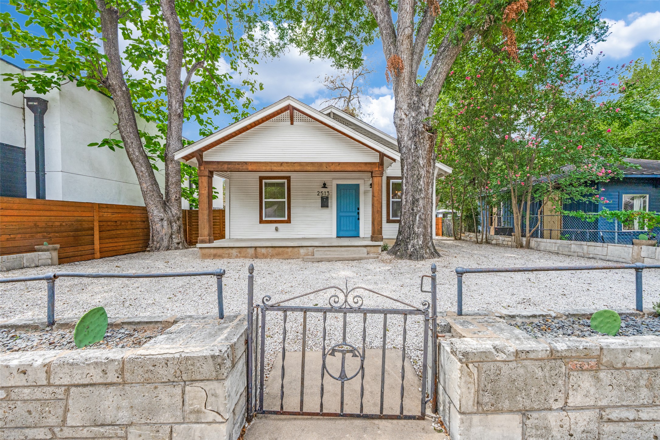 2513 E Cesar Chavez St — photo