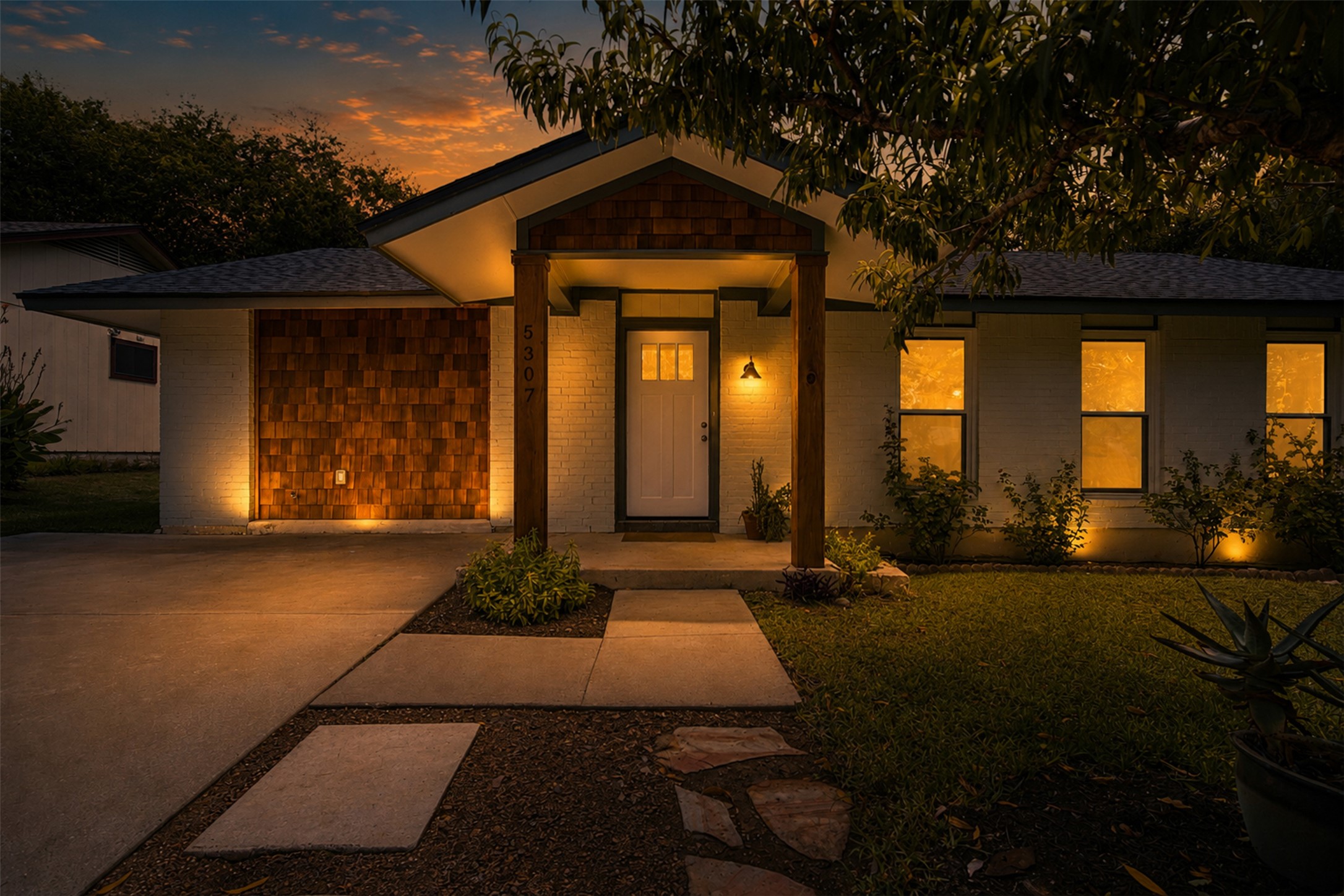 5307 King Henry Dr — photo