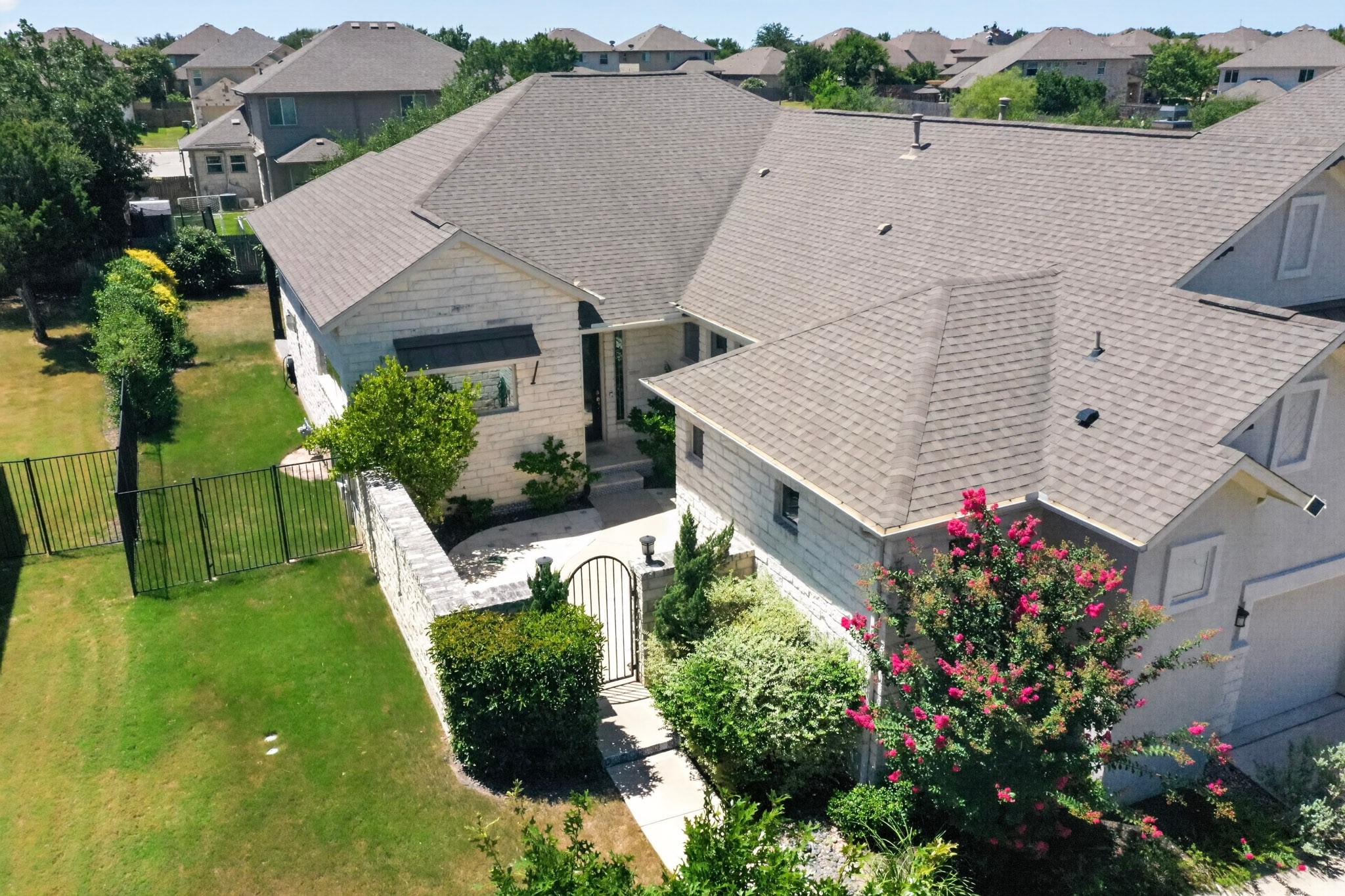 1902 Floresta Dr — photo