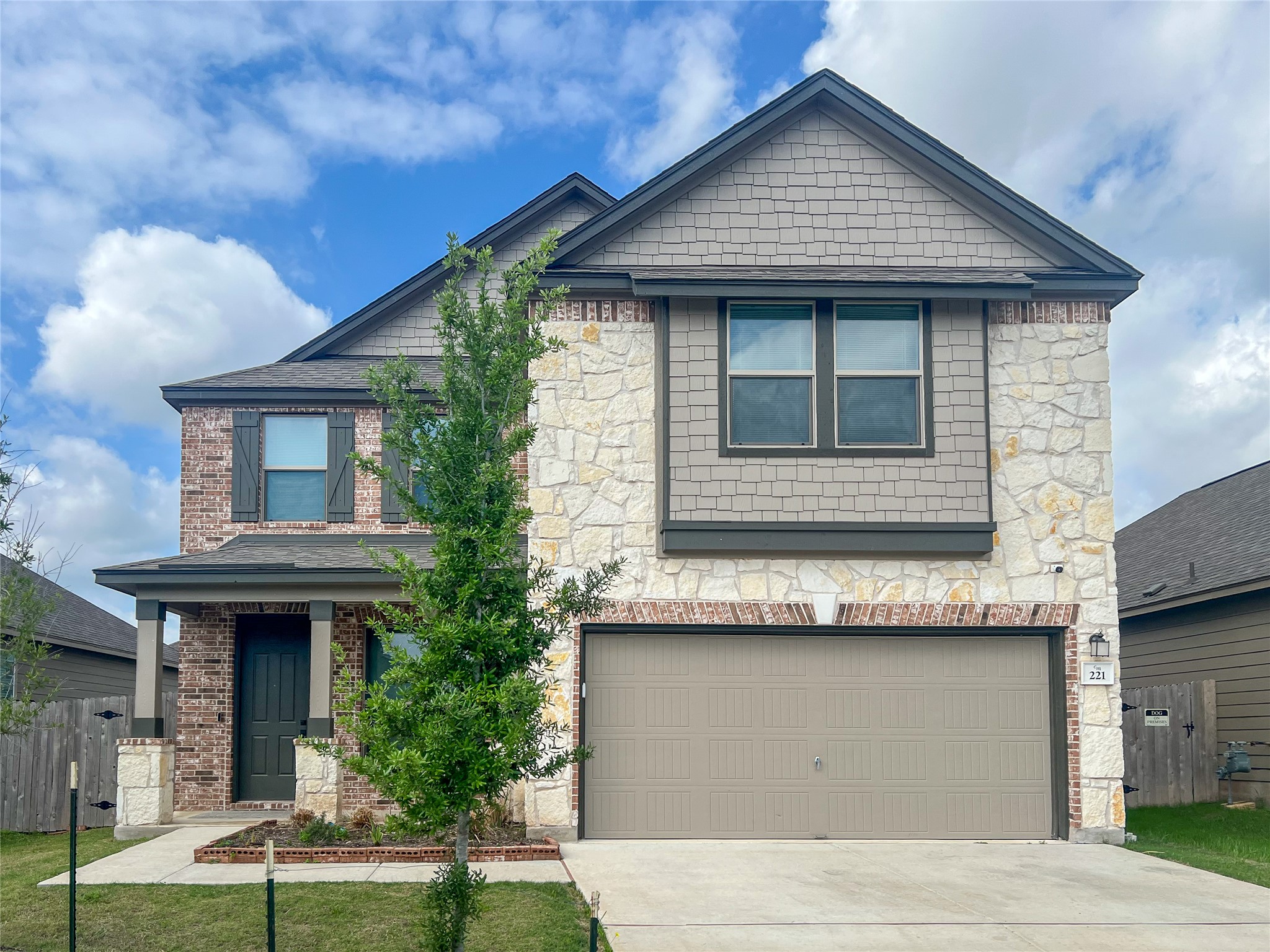 221 Summit Dr — photo