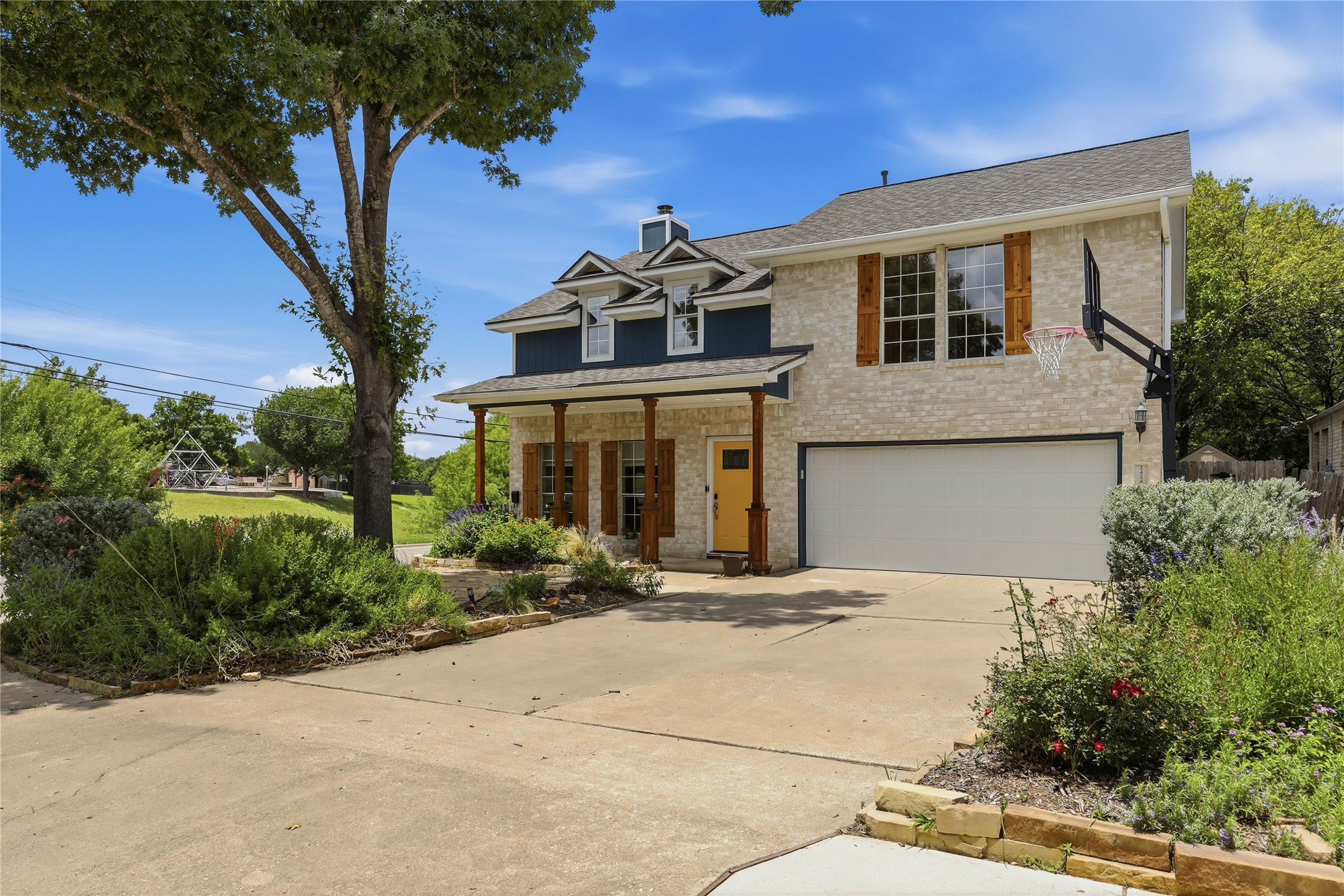 2424 Roundabout Ln — photo