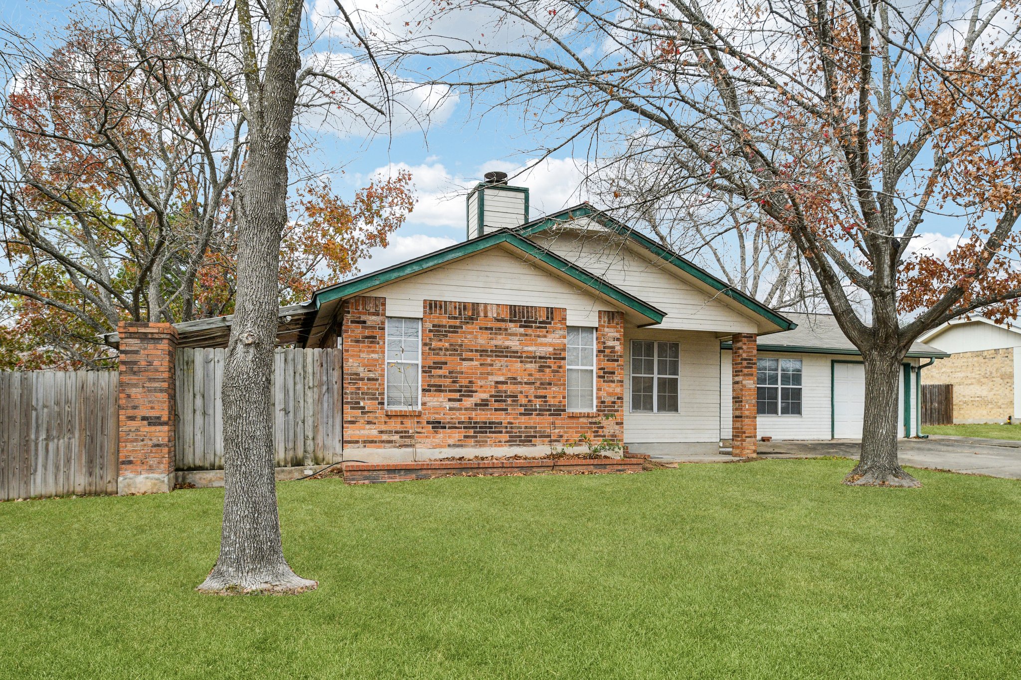 102 Stubblefield Dr — photo