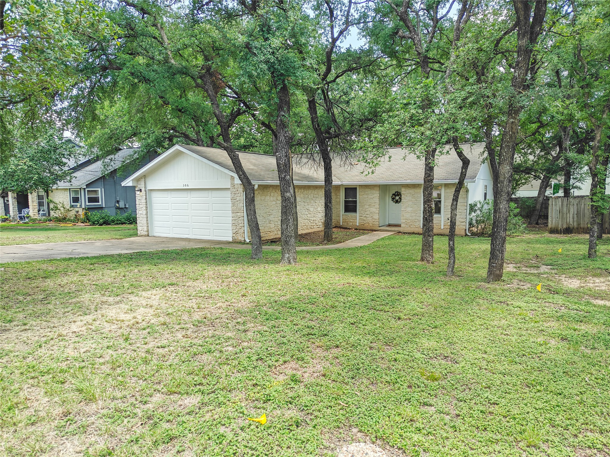 306 Lakeway Dr — photo