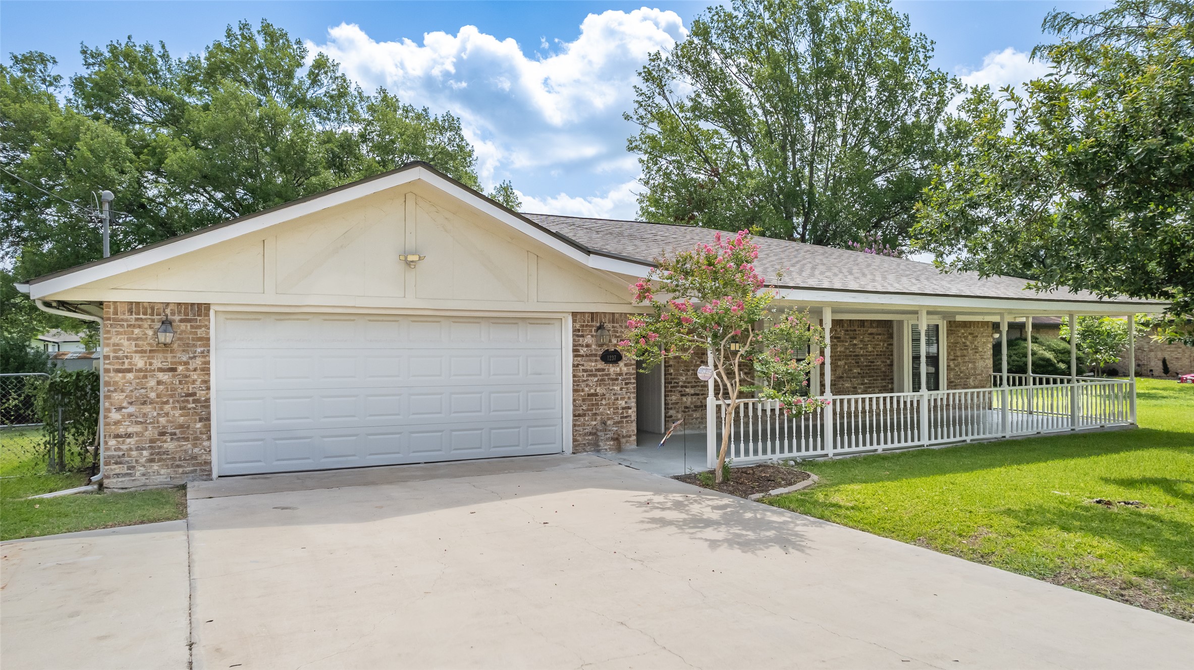 1237 Oleander Dr — photo