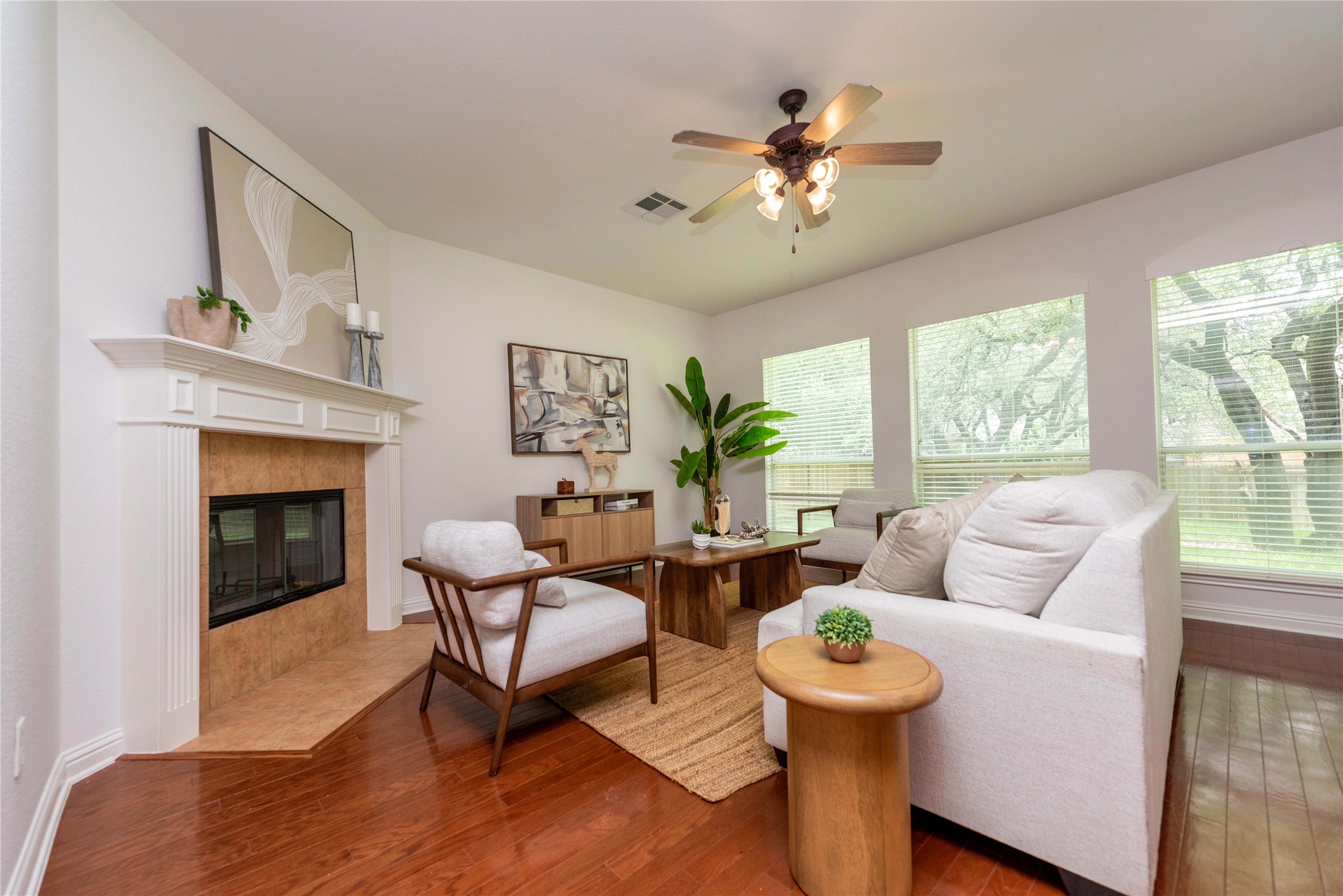 1112 Rowley Dr — photo