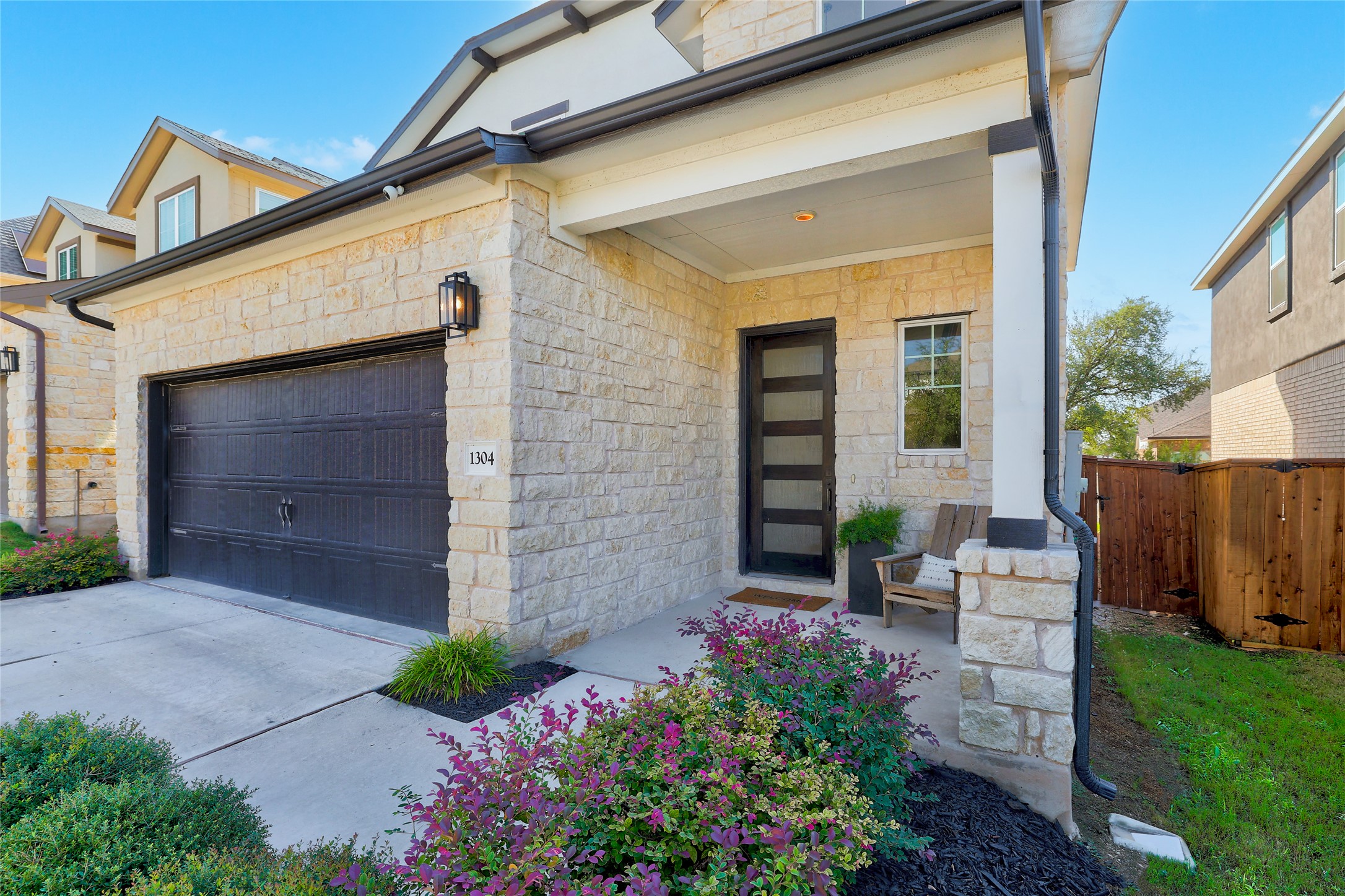 1304 Kneehigh Ln — photo