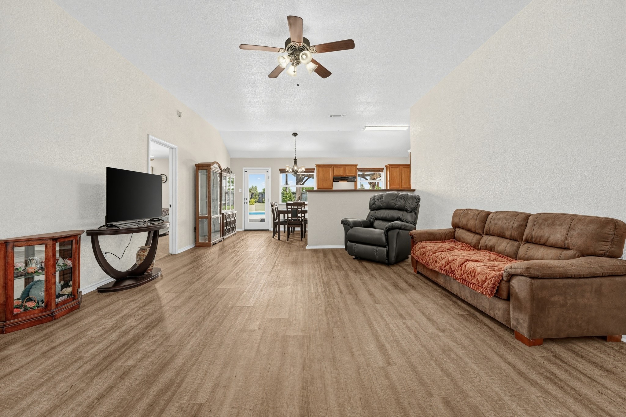 823 Ruby Court, Jarrell, TX 76537 — photo 3