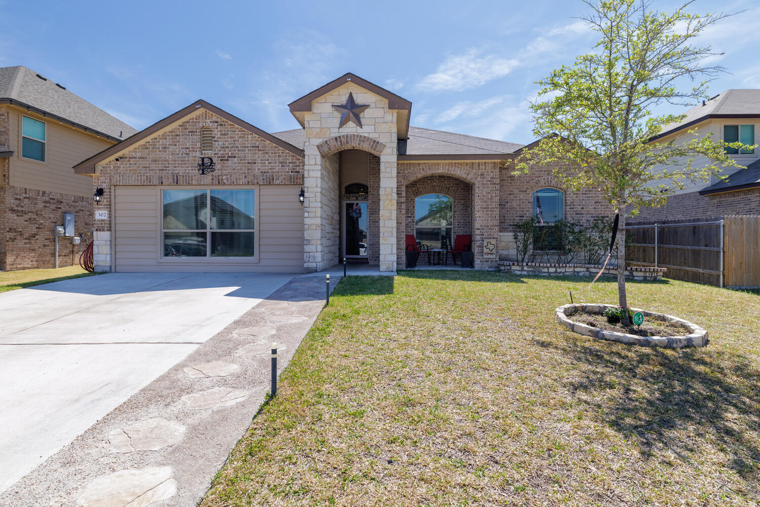 302 Paddock Ln — photo