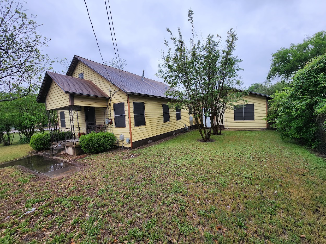 808 Montopolis Dr — photo