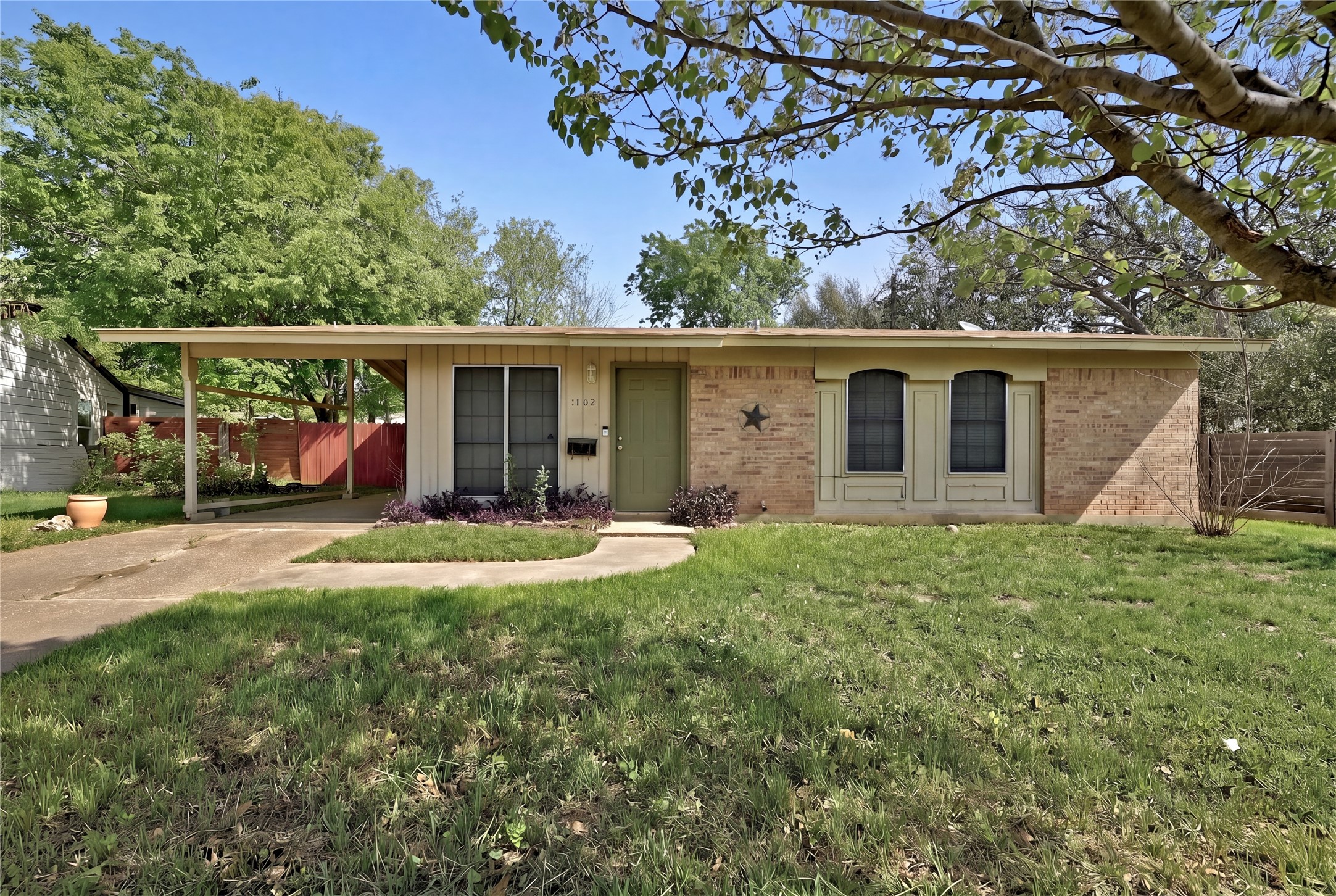1402 Camelot Cir — photo