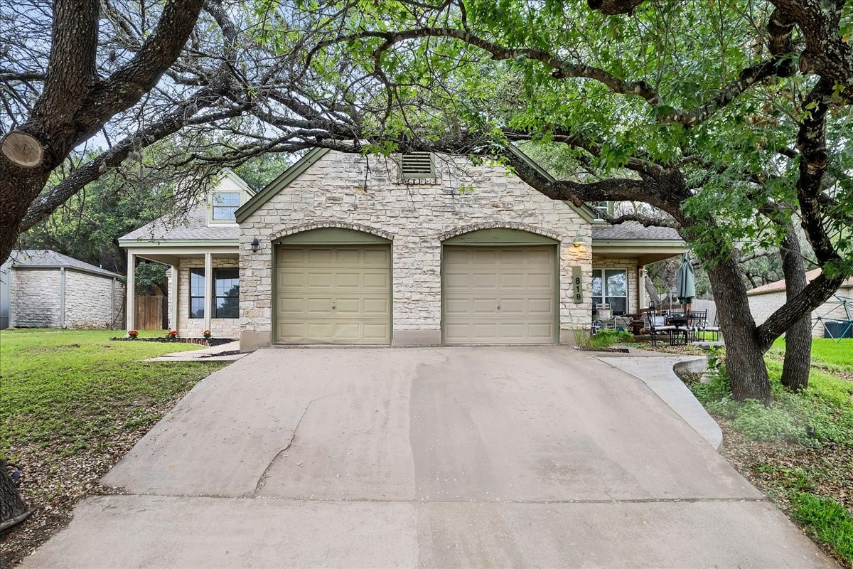 381 Fantail Loop a — photo