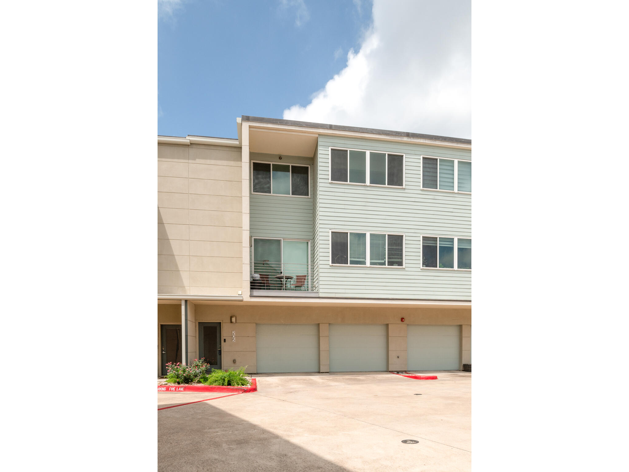 604 N Bluff Dr 205 — photo